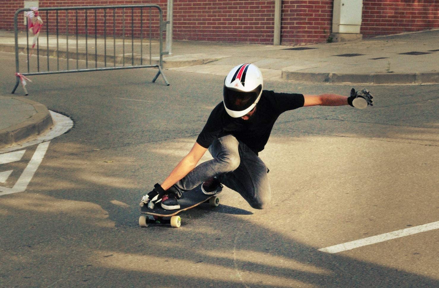 Assi Longboard da 180 mm, in alluminio tipo caliber da 7". Asse longboard multiuso per freestyle, freeride, crociera e ballo. Angolo di sterzata: 50º Kinping invertito