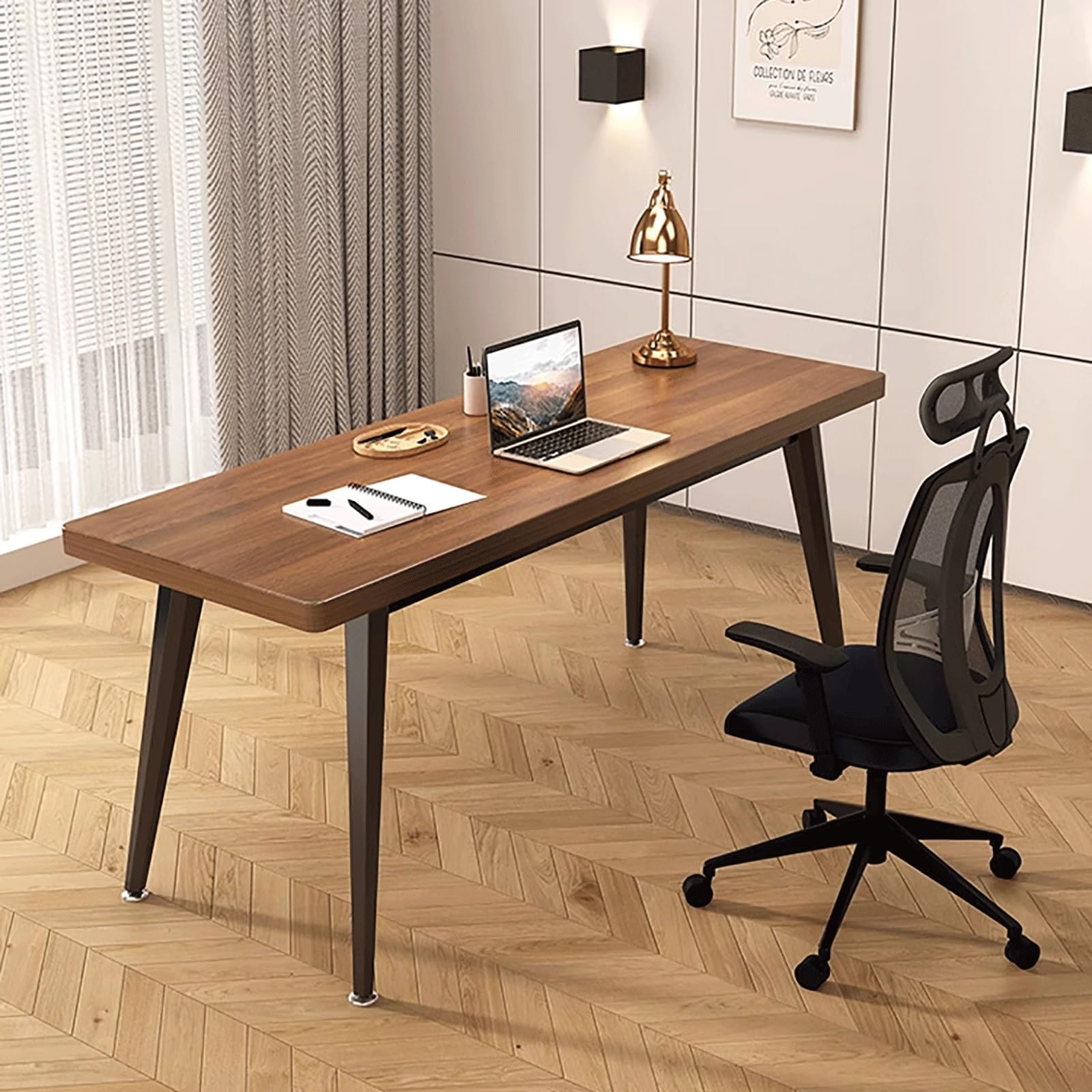 Bureau en bois robuste et cadre en métal au design élégant et finitions soignées
