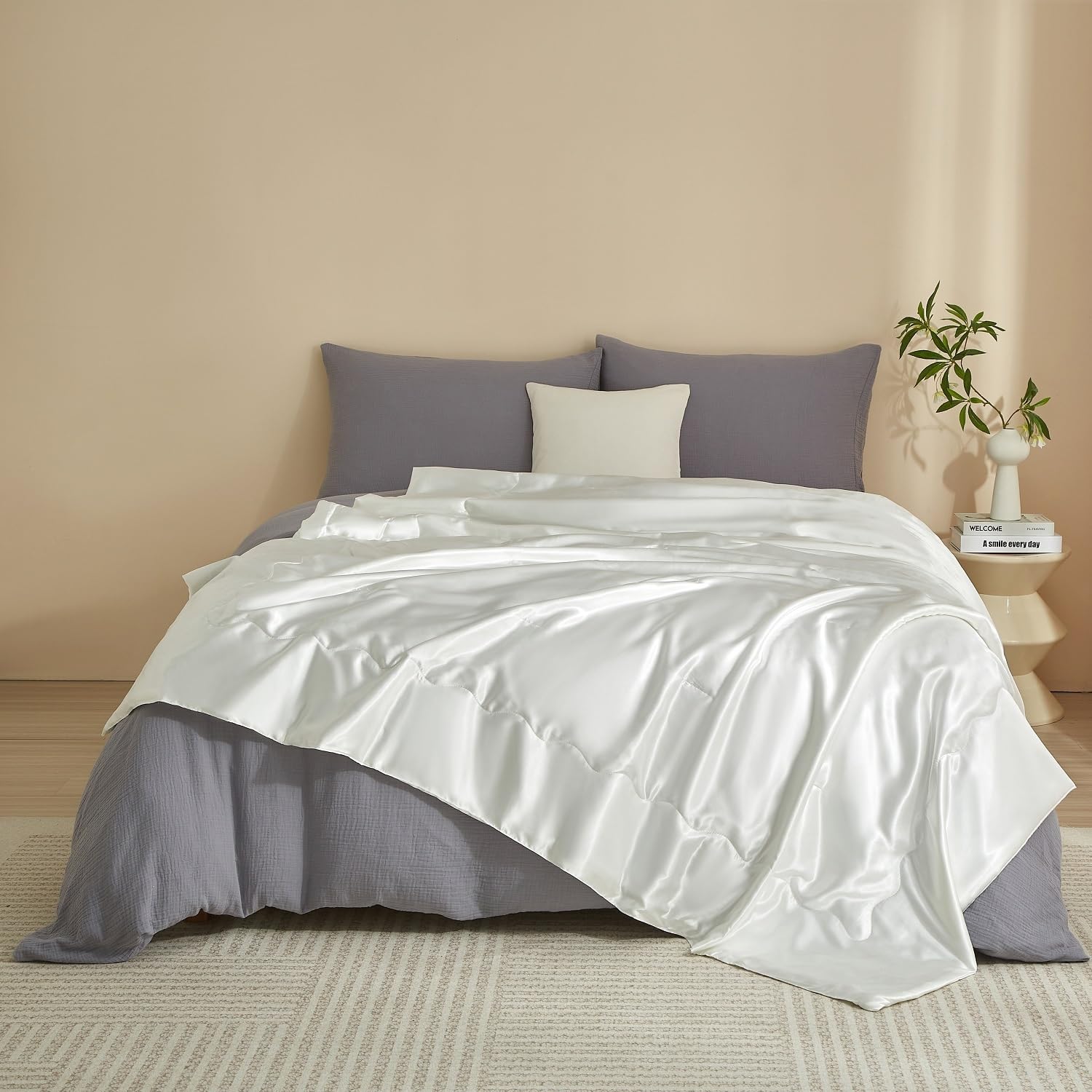 Luowei Coperta estiva in raso 200 x 200 cm bianco Raffreddamento liscio seta coperta confortevole traspirante può mantenere il corpo fresco per sudorazioni notturne e viaggi all'aperto