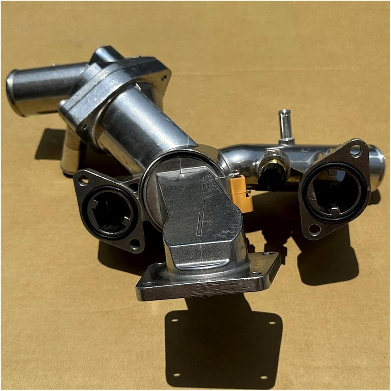 Generic 1 Pcs Car Aluminum Thermostat And Housing LR005631, Compatible with Land Rover LR3 / Discovery 3 4.4L AJV8，for Engine Coolant Thermostat Housing