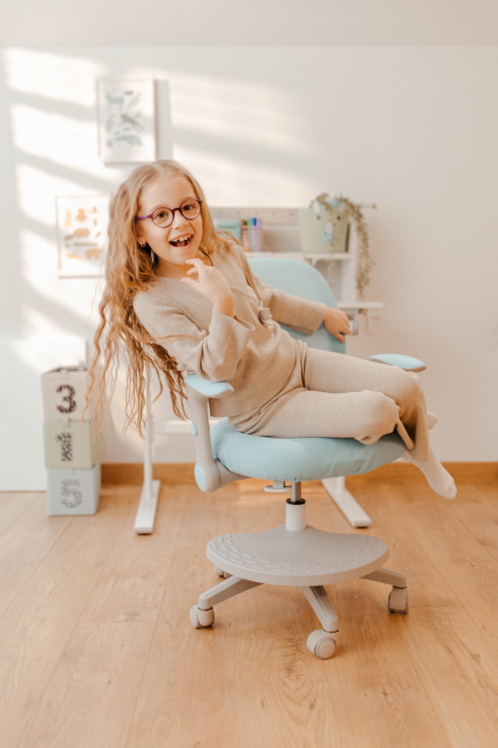 MARK ADLER Schreibtischstuhl Kinder ab 6 Jahren Junior 4.6 – Ergonomischer Kinderstuhl mit Fußstütze – Drehstuhl Höhenverstellbar – Verstellbare Rückenlehne & Klappbare Armlehnen – Rosa