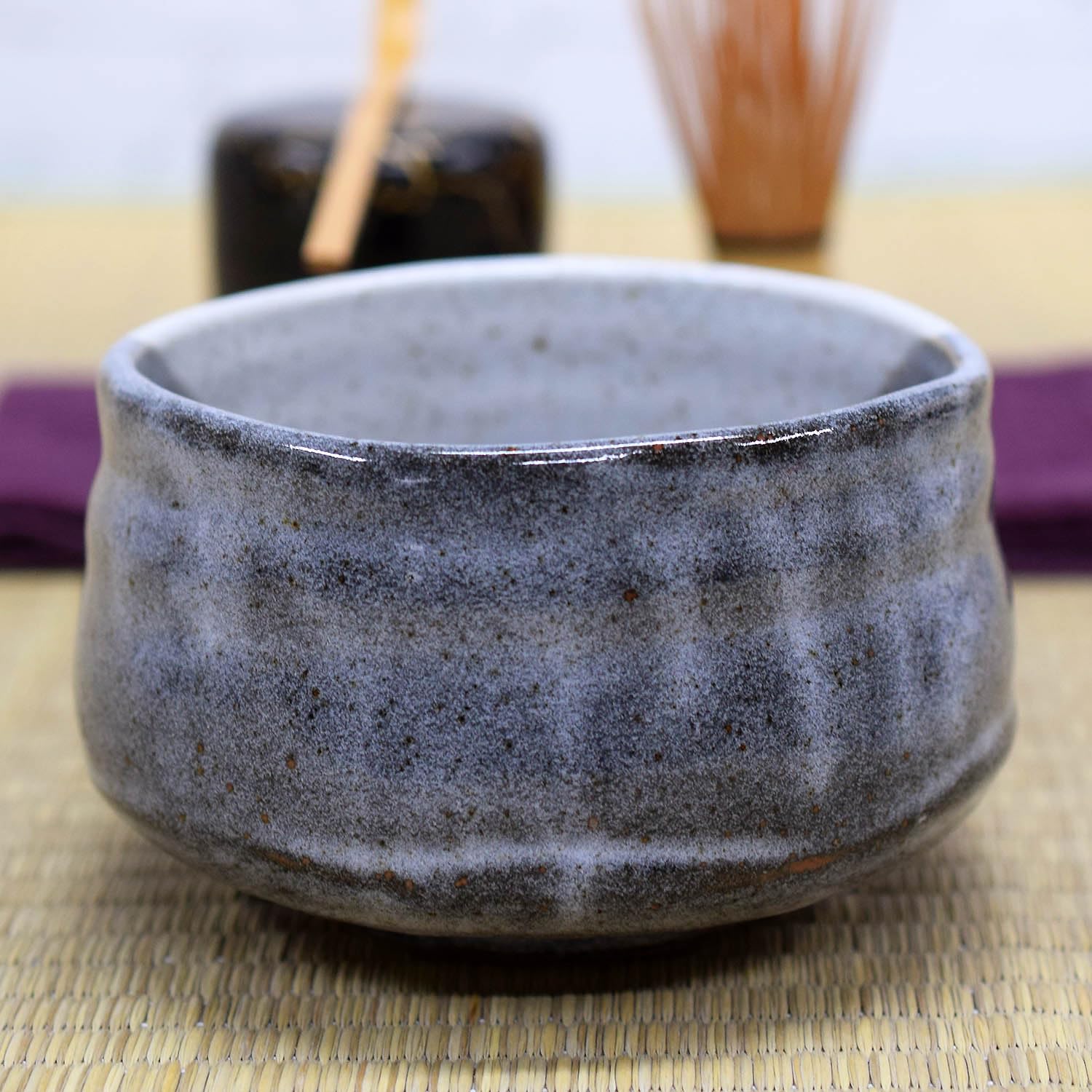 Kutani Japanische Matcha-Schale mit goldfarbener Blume Yaki