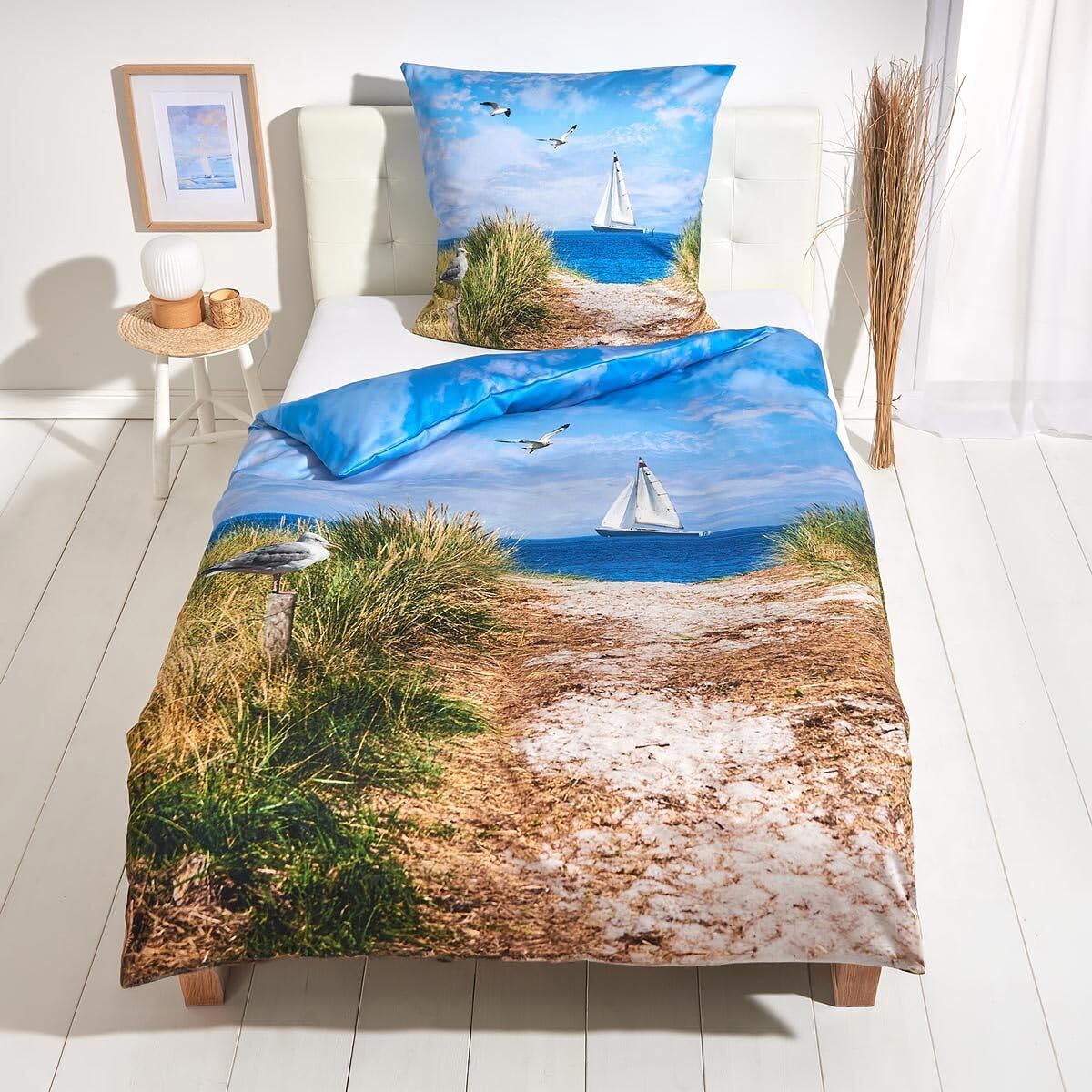 Traumschlaf Mako-Satin Bettwäsche Segelboot – maritimes Strandmotiv mit Dünen und Meerblick – aus 100% Baumwolle in glatter Satin-Qualität – weich und atmungsaktiv – 135x200 cm + 80x80 cm