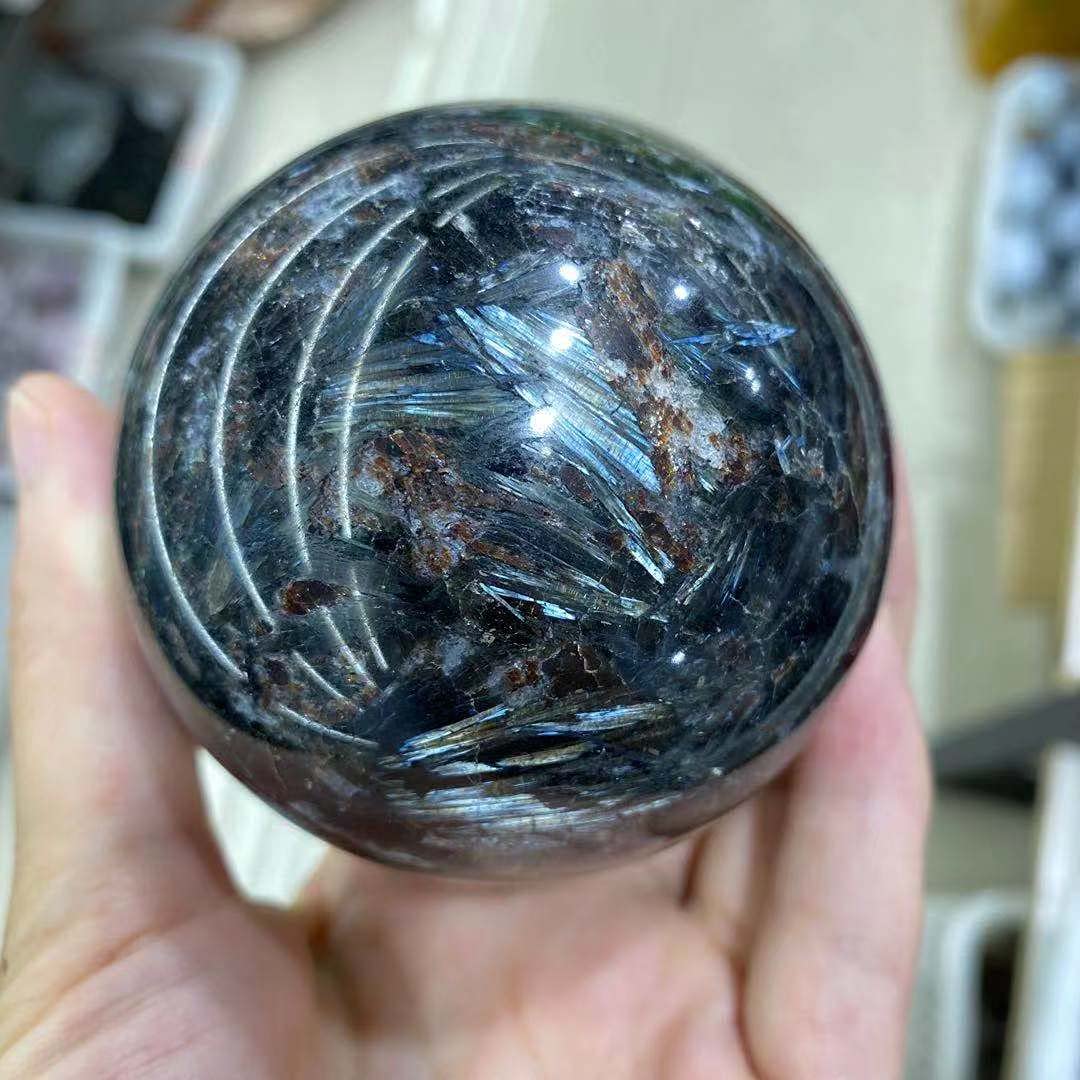 Boule de cristal quartz naturel pour purifier l'atmosphère lourde d'un bureau encombré