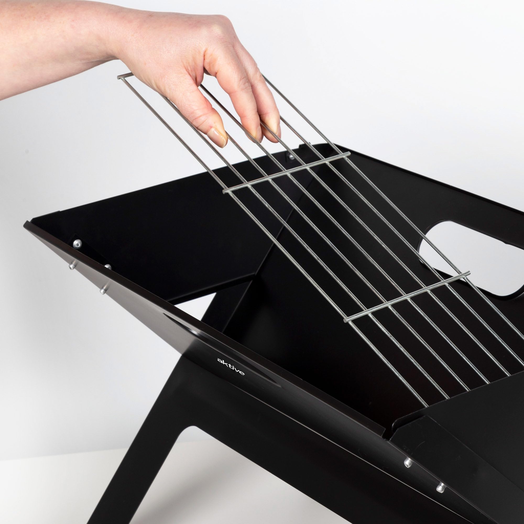 AKTIVE 63033 przenośny składany grill ze stali węglowej, czarny, prostokątny, z uchwytem do przenoszenia, wymiary 45 x 29 x 30 cm, łatwy w montażu i transporcie, grill kempingowy, taras, balkon