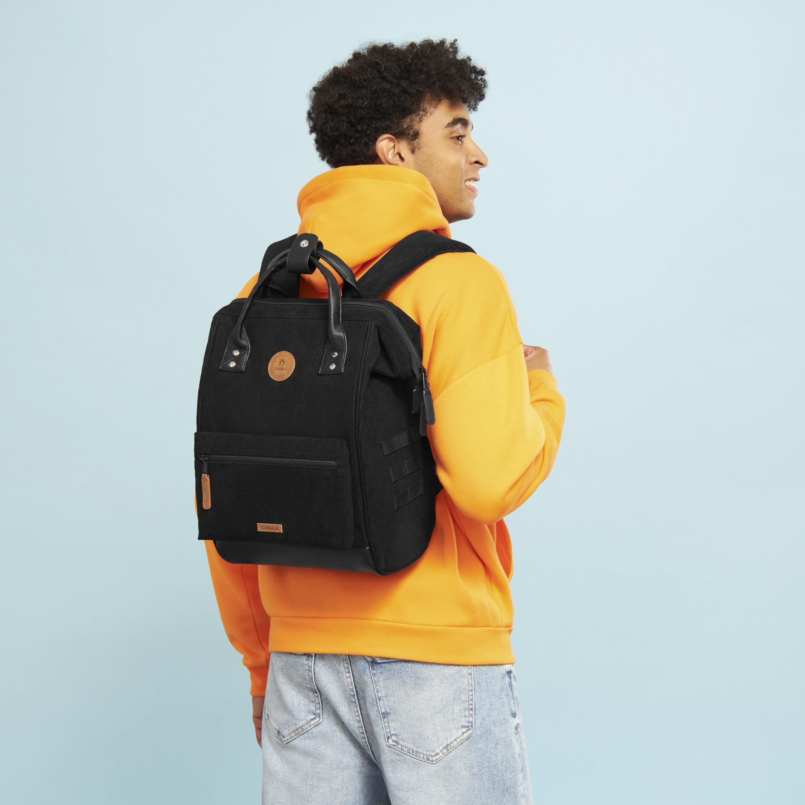 Cabaïa - Zaino Adventurer Brighton - Medium 18L - Idrorepellente - scomparto per PC fino a 13″ - 2 tasche intercambiabili - Vegan certificato - Zaino da viaggio, lavoro e scuola - Nero | Adventurer Collection, lo zaino che si adatta a ogni aspetto della v