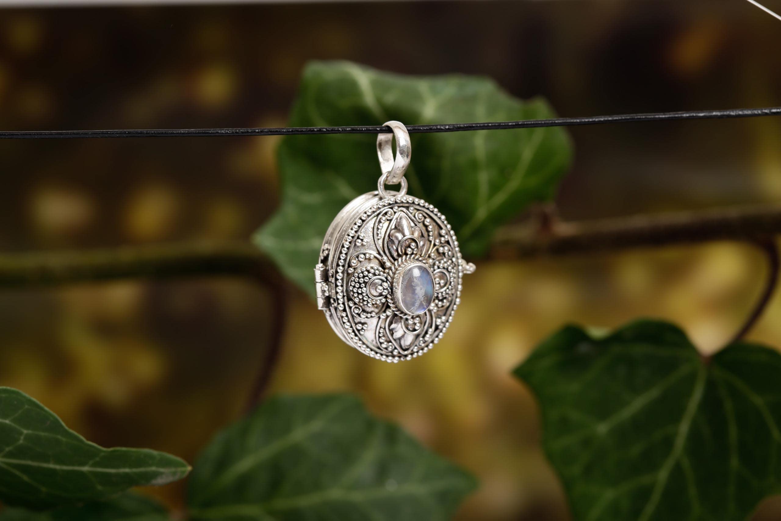 Windalf Schmuck Anhänger DANA 3.2 cm Foto-Medaillon Mondstein Handarbeit 925 Sterlingsilber
