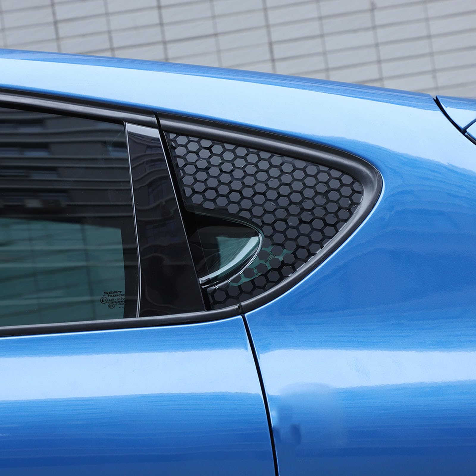 Grafika PCW o strukturze plastra miodu na tylną szybę samochodu trójkąt naklejka dekoracyjna naklejki kompatybilne z SEAT Leon MK2 2008-2012 akcesoria zewnętrzne