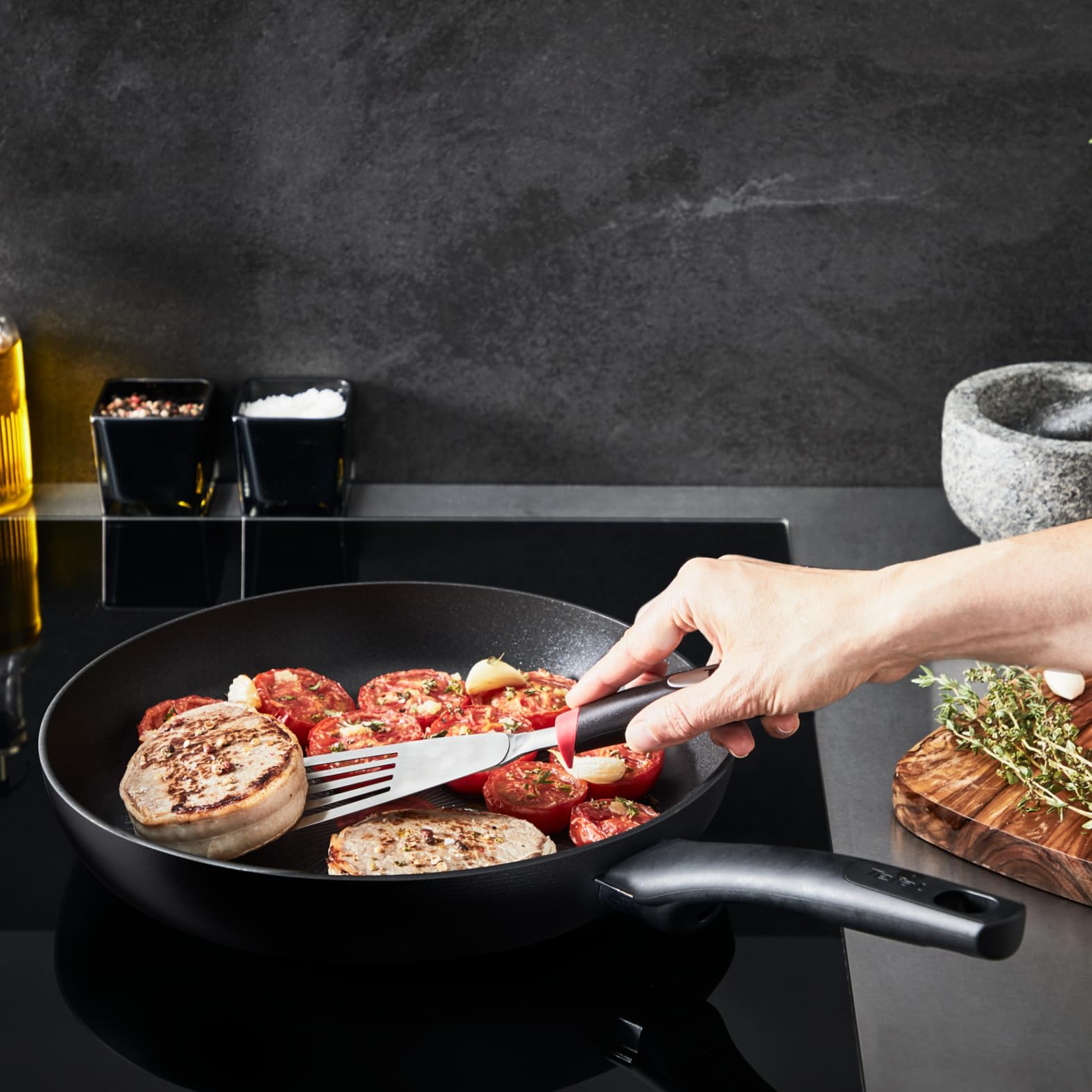 Tefal G28806 Hard Titanium On Poêle à frire 28 cm - Aluminium - Revêtement antiadhésif sans danger - Indicateur de température - Compatible avec tous les feux - Induction - Noir