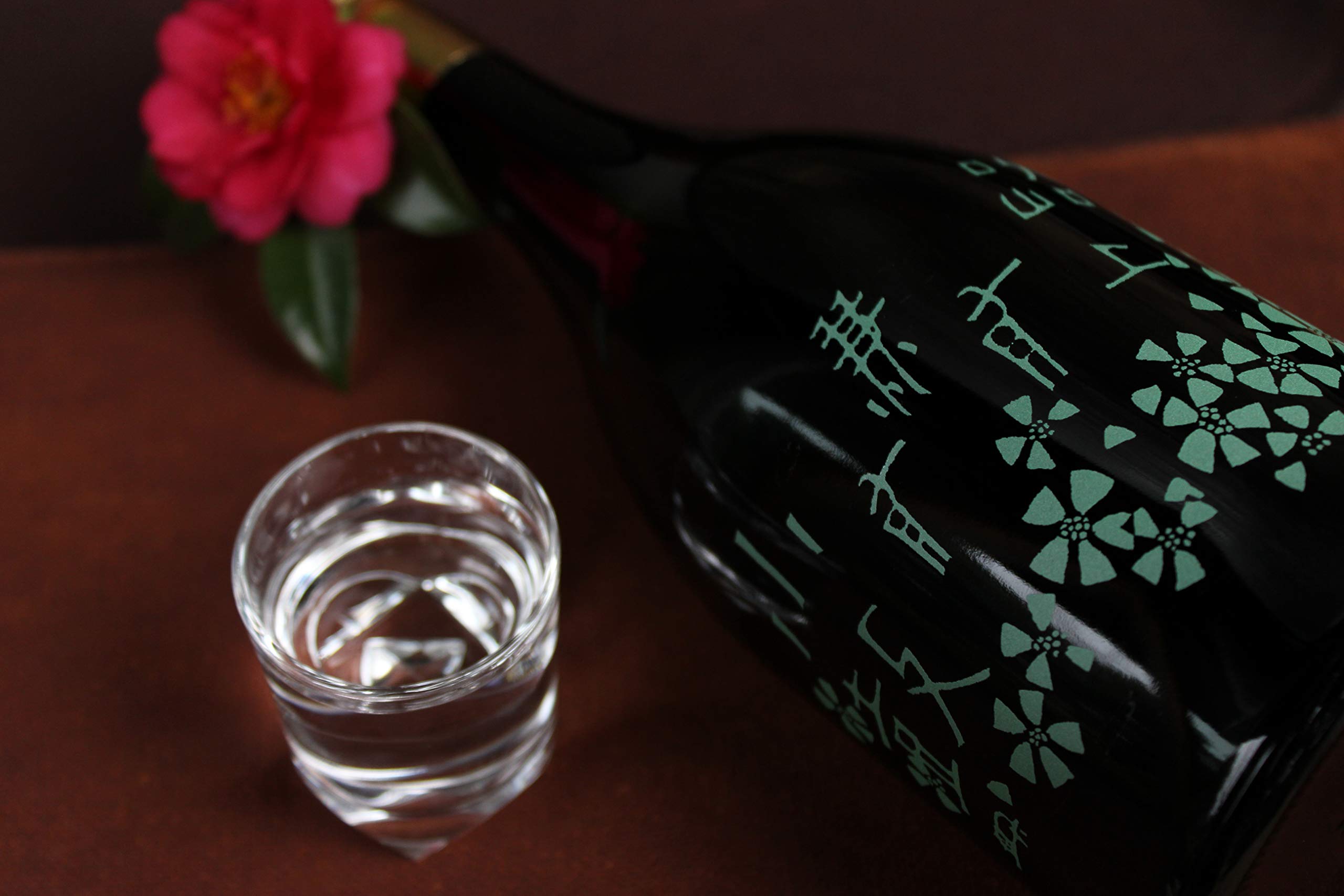 Amazon.co.jp: 小鼓 純米大吟醸 路上有花 黒牡丹 （くろぼたん