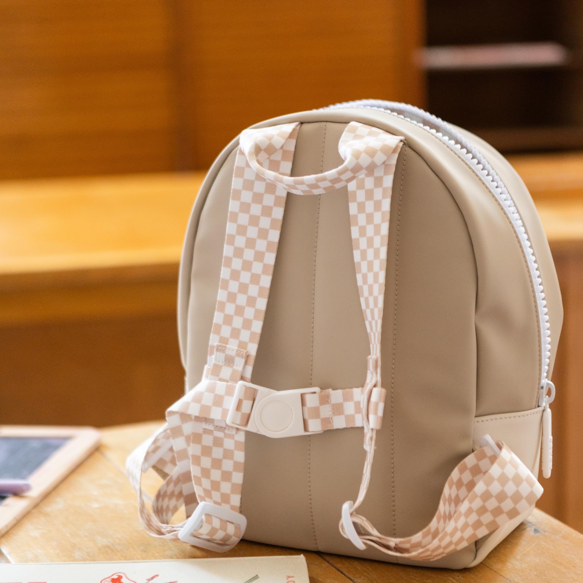 BEABA, Sac à Dos Enfant Maternelle, Cartable, 2 Poches, Etiquette Prénom, Effet Gomme, Large Zip, Anses Ajustables, Dos Rembourré, Waterproof, Moderne, Robuste, Facile à nettoyer, Faro, Vert de gris