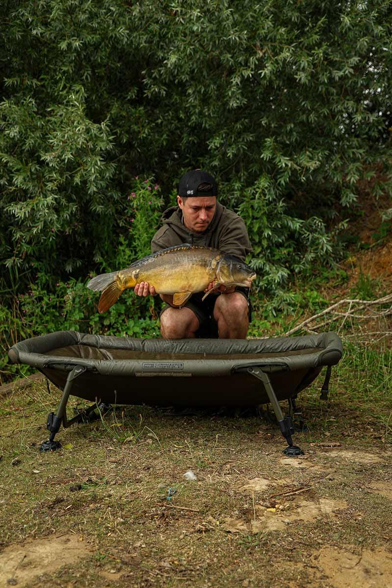 Fox Carpmaster CCC068 Geschweißte Wiege, Karpfenwiege mit gepolstertem Rahmen, unterstützt Fische sicher im Wasser, federbelastete Beine, schwenkbare Schlammfüße, 126 cm x 78 cm, Höhe 30-39 cm
