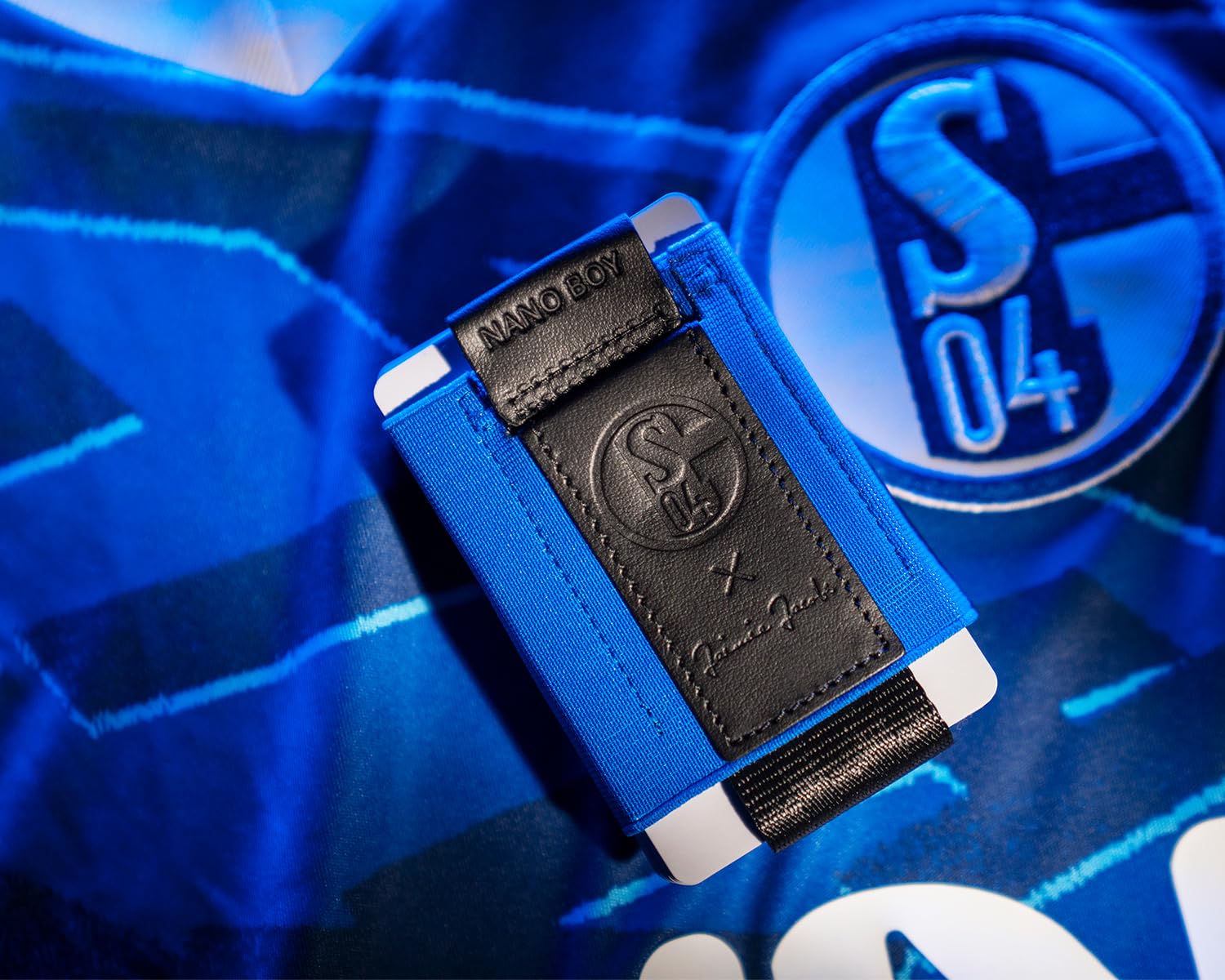 Jaimie Jacobs Nano Boy Pocket Schalke 04 Fanartikel Geldbörse (Königsblau) | FC Schalke 04 Fanartikel: kleiner Geldbeutel aus Textil mit Zugband und Münzfach, Platz für 13 Karten