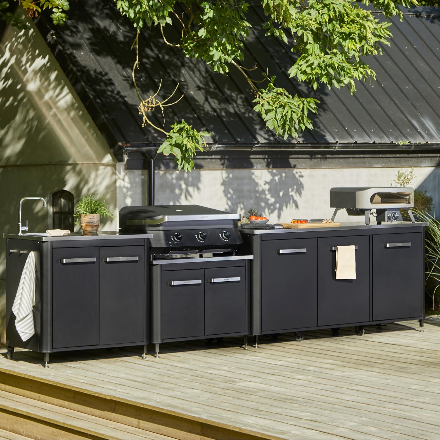 Cozze® | Cucina da esterno bassa H70 cm con piano in acciaio inox | Altezza ideale per plancha | 2 ante | 2 ripiani fissi | 6 ganci | 4 ruote Ø75 mm | Struttura in acciaio verniciato | Max 100 kg