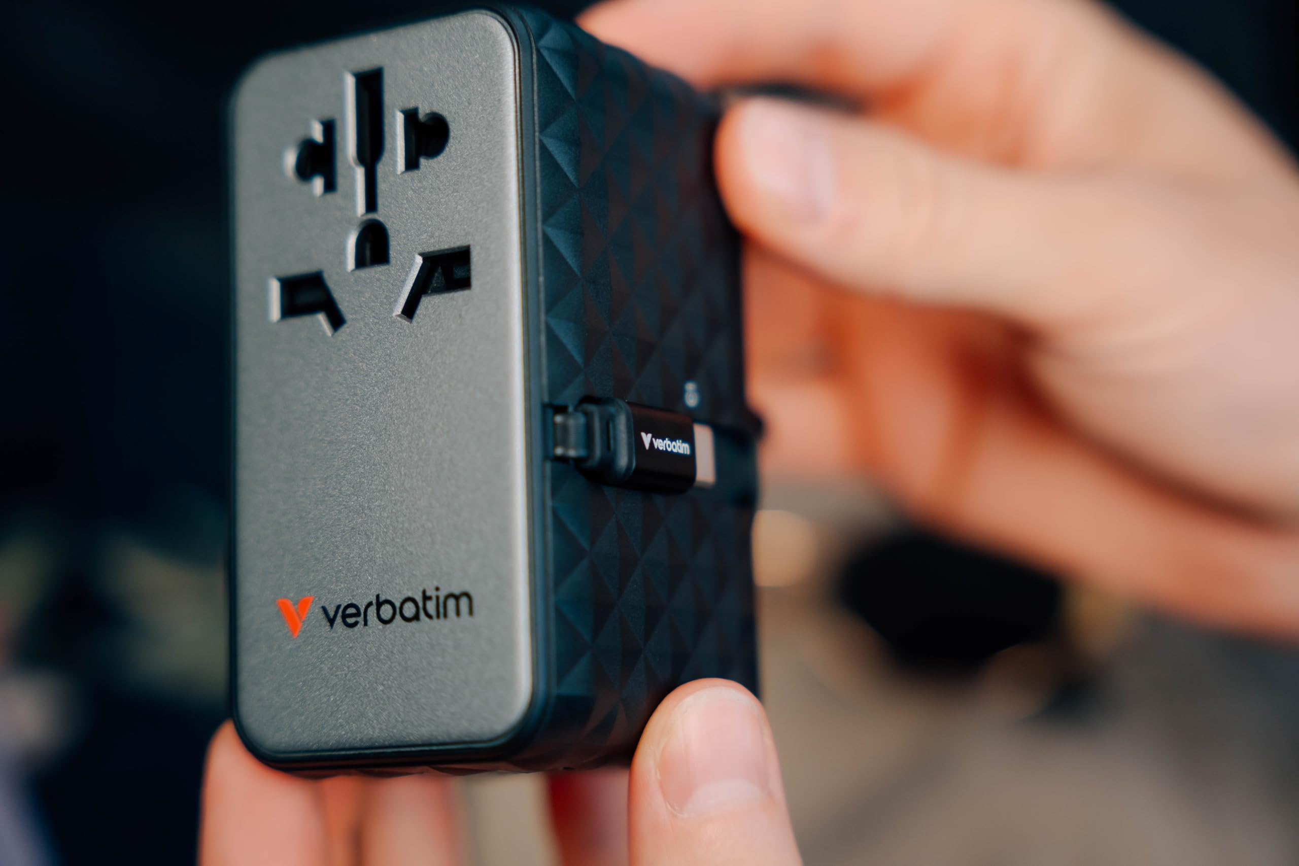 Verbatim GaN uniwersalny adapter podróżny z wbudowanym kablem USB C, 85 W, adapter z 1 gniazdem USB-A i 3 portami USB-C, szybka ładowarka do laptopa, telefonu komórkowego, aparatu, do zastosowania na