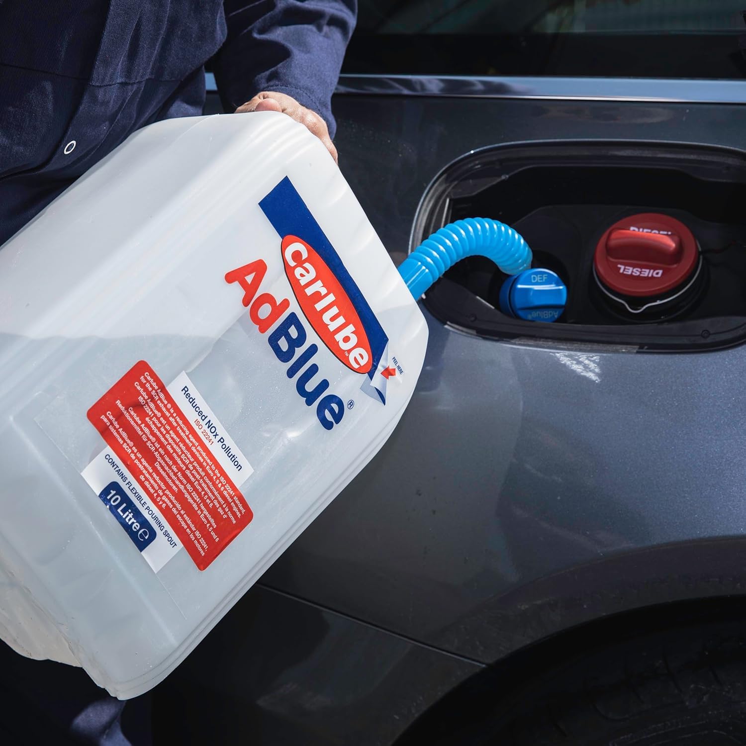 Carlube AdBlue 10L con Beccuccio Integrato Antigoccia, Fluido AUS32 per Motori Diesel Euro 4 5 6, Compatibile SCR, Riduce Emissioni NOx, Conforme ISO 22241