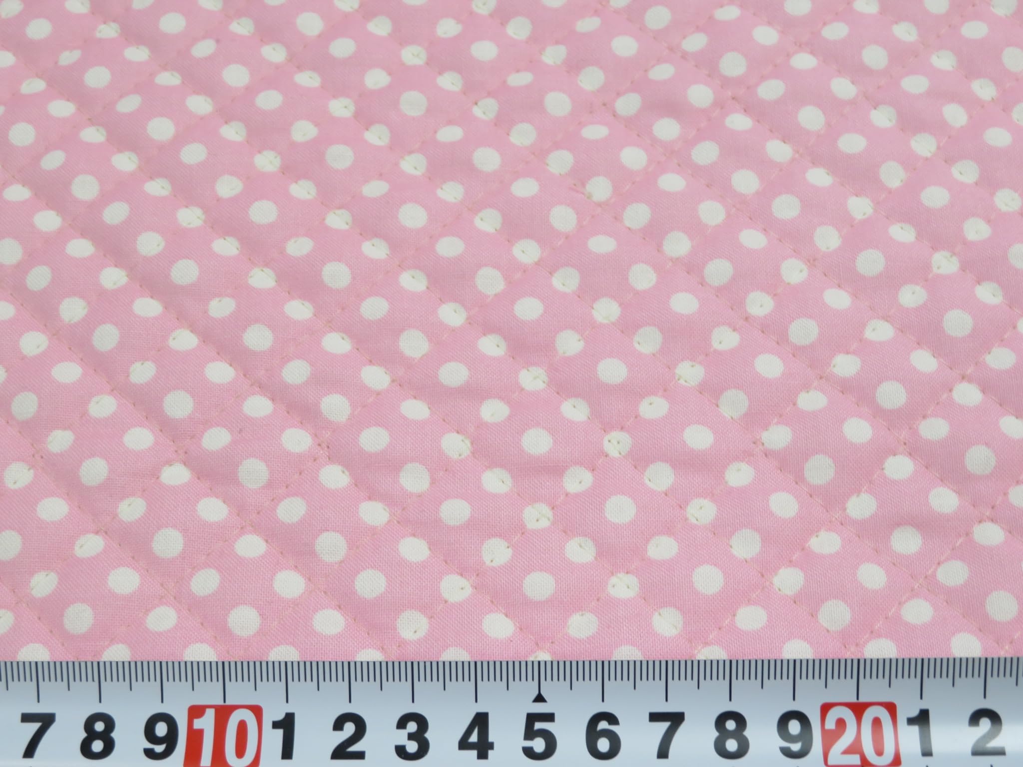 淡いピンクの布も使ったホワイトキルト Amazon | キルティング 1m単位切り売り Q-123 水玉柄 キルト