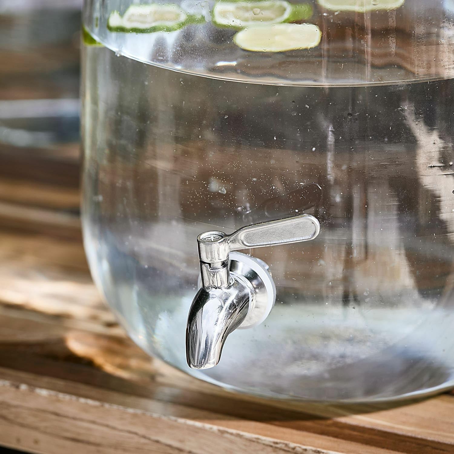 LOBERON Getränkespender Alindor - Mundgeblasen - Stilvolles Design - Metall-Zapfhahn - Sanft Gewölbte Form - Tischaccessoires - Glas - Edelstahl, klar | Mundgeblasen - Stilvolles Design - Metall-Zapfhahn - Sanft Gewölbte Form - Tischaccessoires - Glas - E