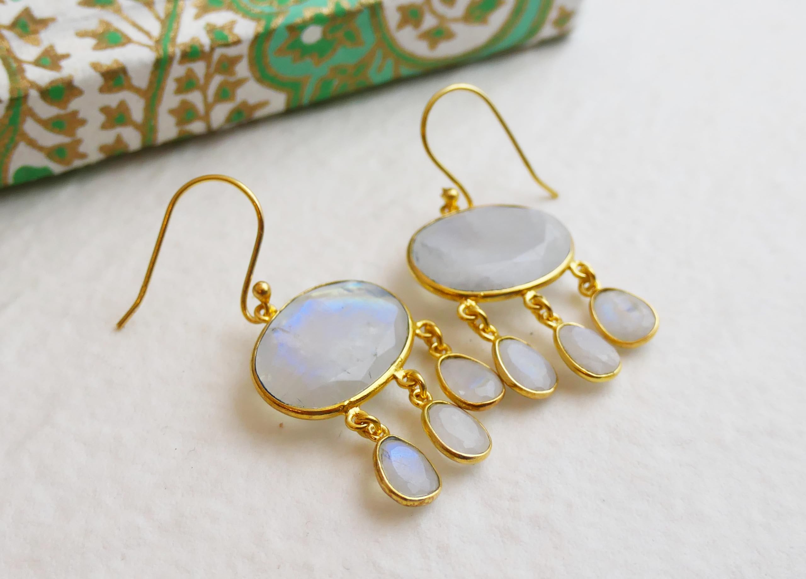 Aretes colgantes de plata esterlina chapados en oro con forma de candelabro de Piedra de la luna