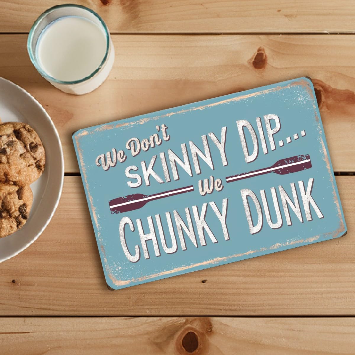 Targa In Metallo Vintage Umoristica 'We Don't Skinny Dip We Chunky Dunk' - Insegna Da Parete 20x30 Cm Per Piscina, Bar O Casa, Stile Retrò
