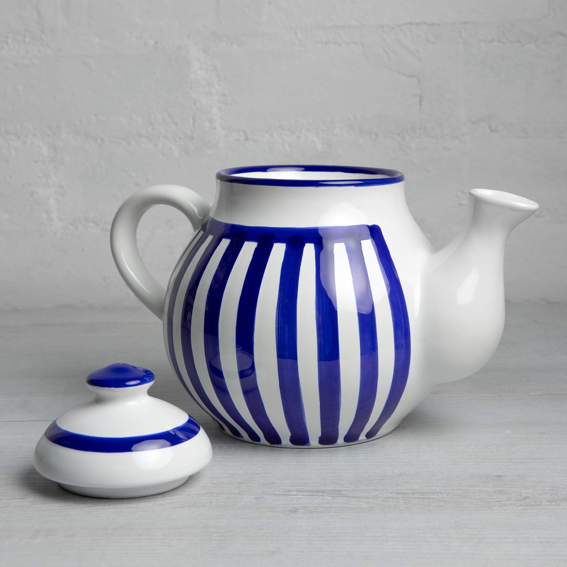 City to Cottage | Théière | à rayures bleu marine et blanches en céramique avec couvercle et anse faite et peinte à la main | Grande 1,7L 4-6 tasses