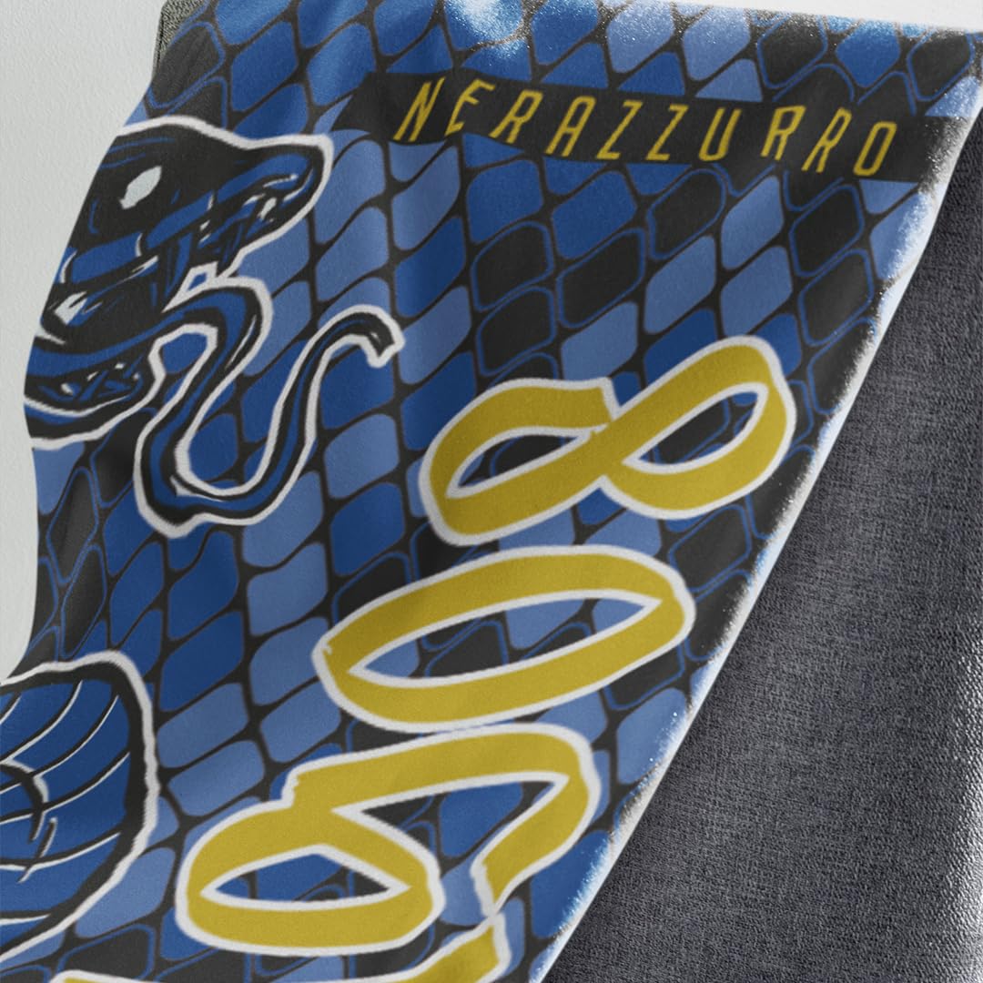 Coperta Nerazzurra Tribute – Plaid Morbido per Tifosi Interisti – Poliestere Soft Premium – Idea Regalo Calcio – 5 Misure Disponibili (Tifoso Interista, 130x180 cm)