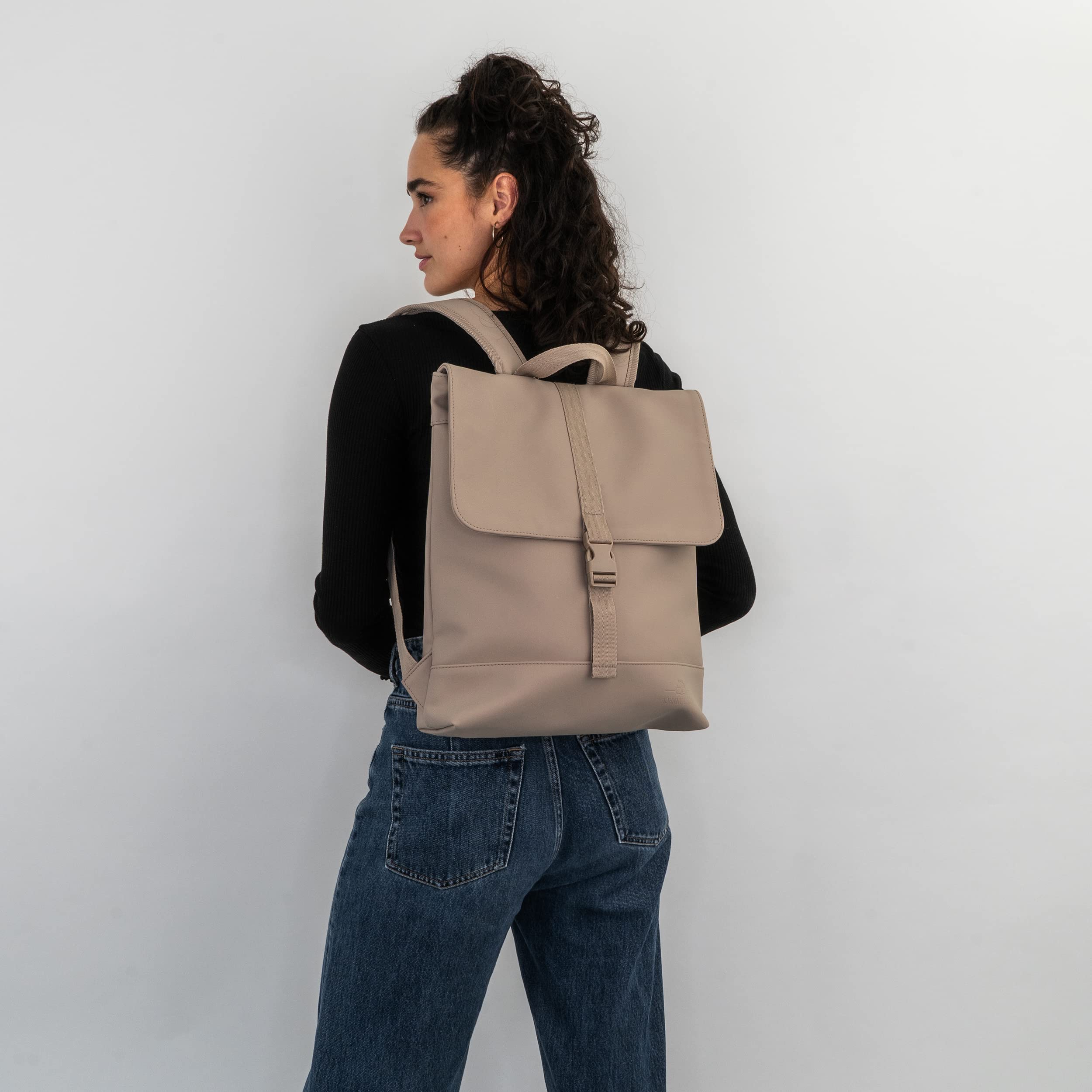 Johnny Urban Sac à Dos Femmes - RUBY - Petit Sac Feminin et Elegant avec Compartiment Protégé pour Ordinateur Portable - Hydrofuge