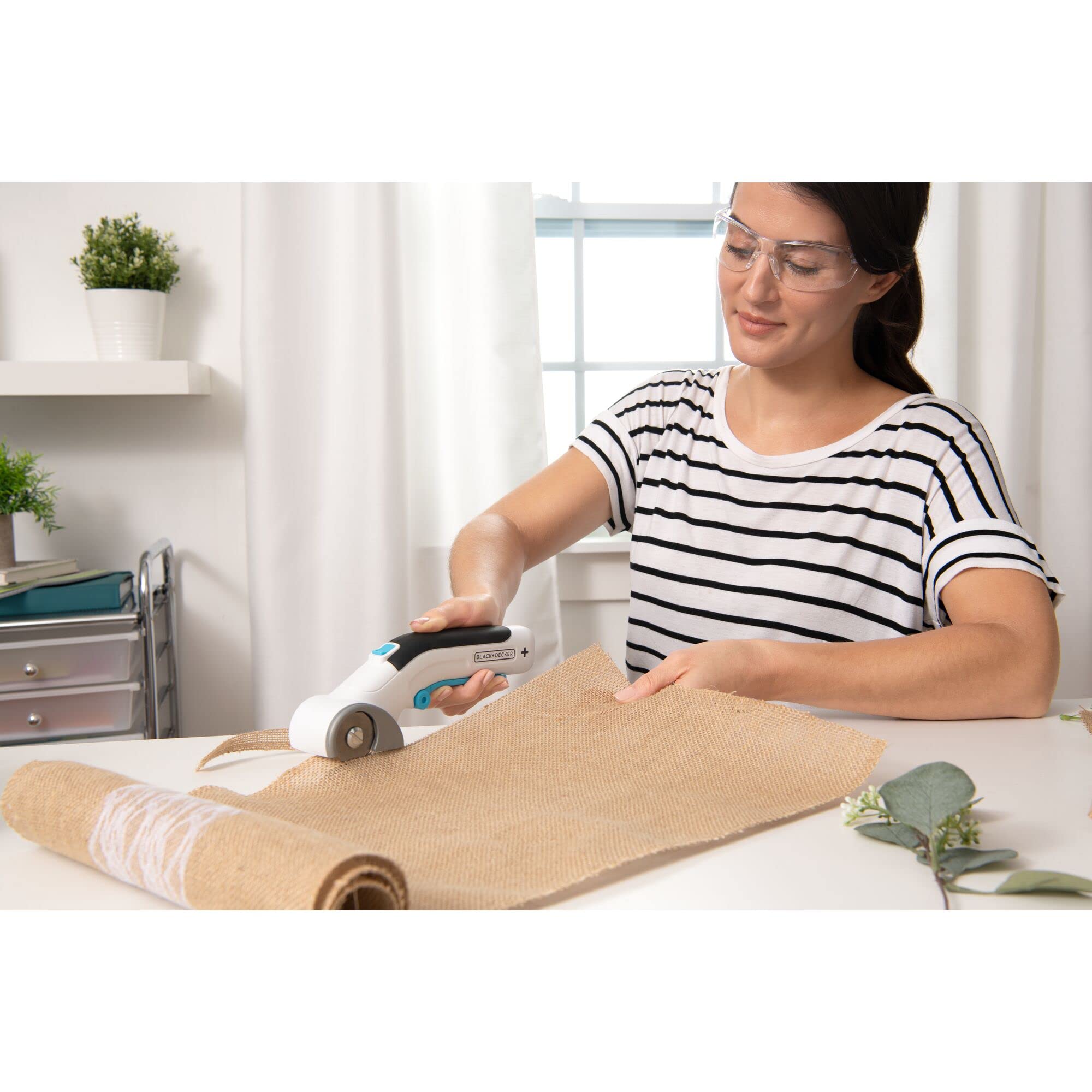 BLACK+DECKER Cutter Rotatif électrique Sans fil 3.6V Gamme CRAFTING avec lame auto-affutée BCRC115-XJ