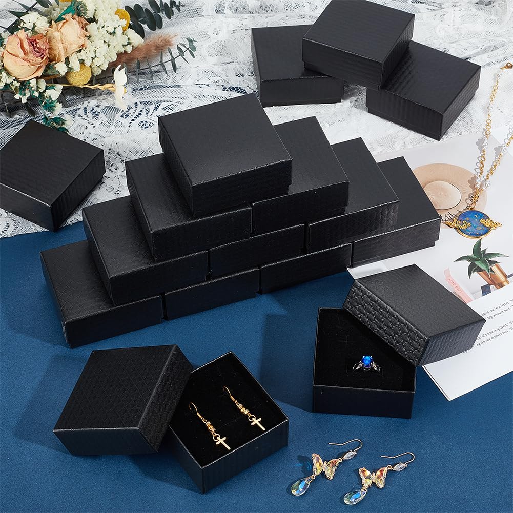 OLYCRAFT Lot de 24 boîtes à bijoux carrées modernes en carton avec intérieur éponge pour boucles d'oreilles, colliers, bijoux - 7,6 x 7,6 x 3,6 cm - Noir