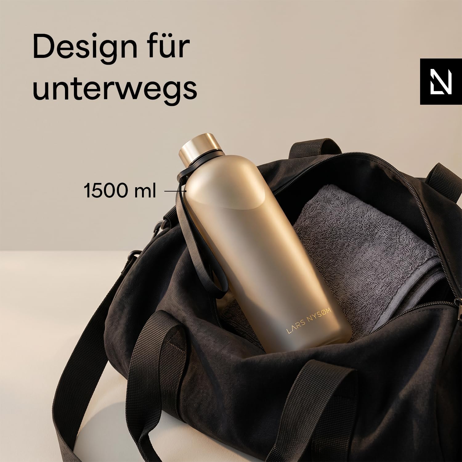 LARS NYSØM Trinkflasche 1 5l | Wasserflasche 1500ml | Ultraleichte Tritan Sport Flasche auslaufsicher, Kohlensäure geeignet - für Sport, Büro, Yoga | 2 Deckel inkludiert (Green - Gold, XL 1500ml)
