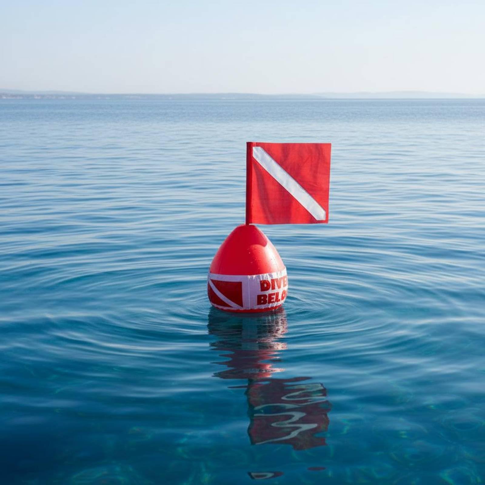 Bouée de Plongée Gonflable avec Drapeau Haute Visibilité, Bouée Marqueur Rouge Vif, Valve de Gonflage Rapide par la Bouche, Plongeur Signalisation « Diver Below » pour Mer et Lac