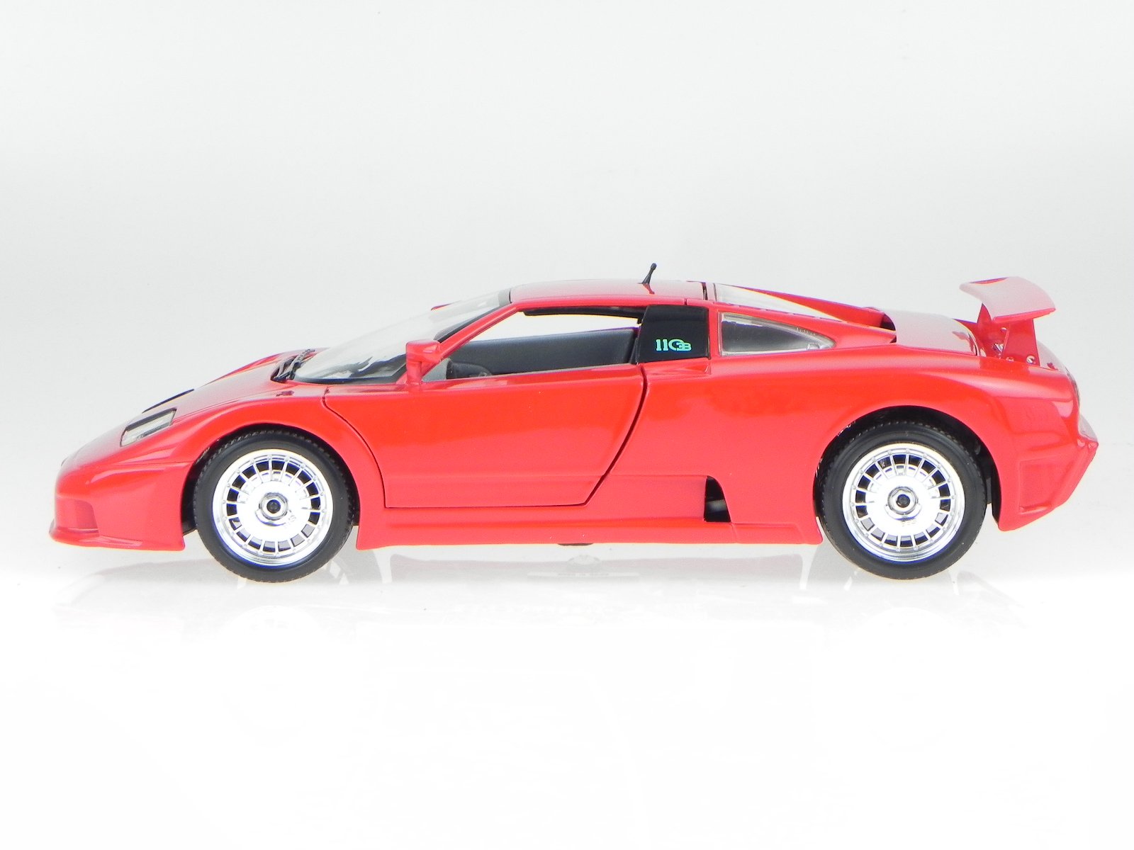 Bugatti EB 110 Red 1990 Model Car 12023 Bburago 1:18: Amazon.de: Toys