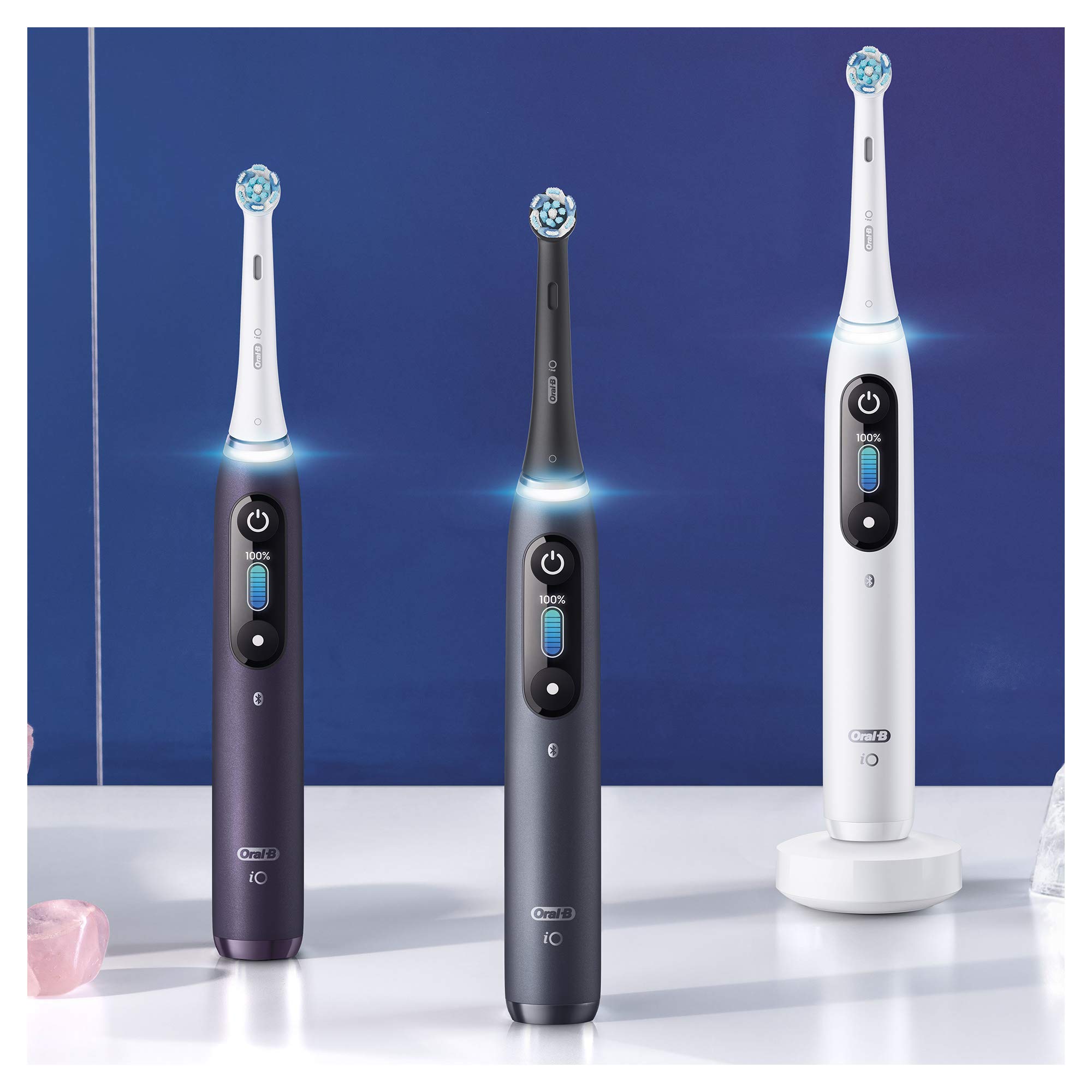 Oral-B iO 8 Cepillos de Dientes Eléctricos (Pack de 2) con Mangos Recargables, Tecnología Magnética de Braun, 2 Cabezales de Recambio, Pantalla a Color y Estuche de Viaje Premium - Blanco y Negro