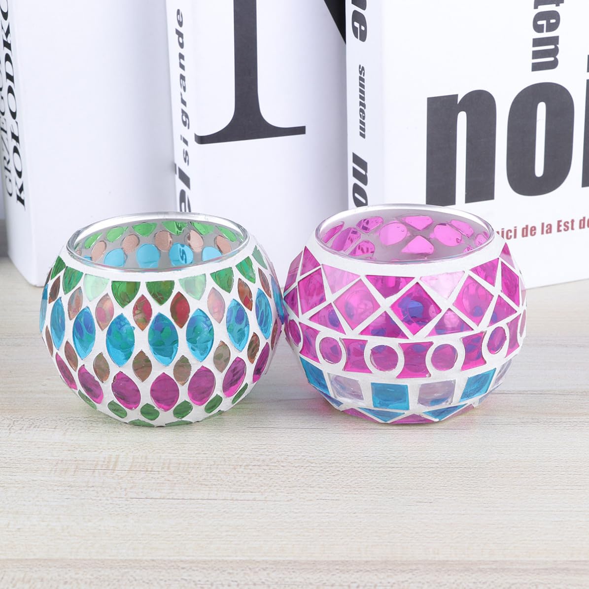 Toyvian 4 Stück Bunte Runde Glas Duftkerzenhalter im Vintage Stil mit Design Wiederverwendbar als Tischdekoration für Aromatherapie und Romantische Dates