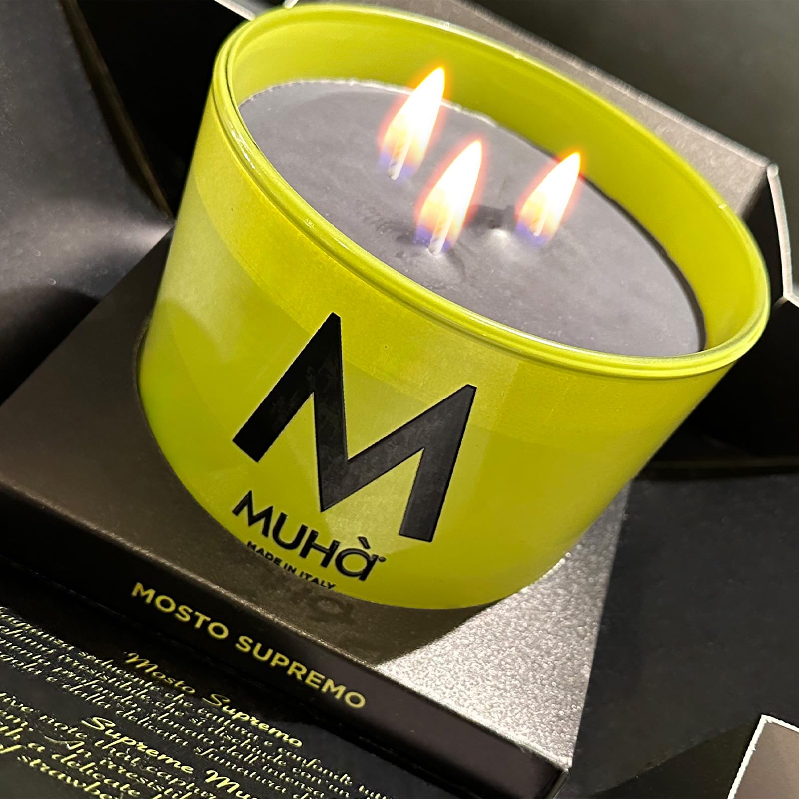 MUHA' | Candela Profumata in Vetro Verde, Mosto Supremo, 500 Gr | Profumatore per Ambienti