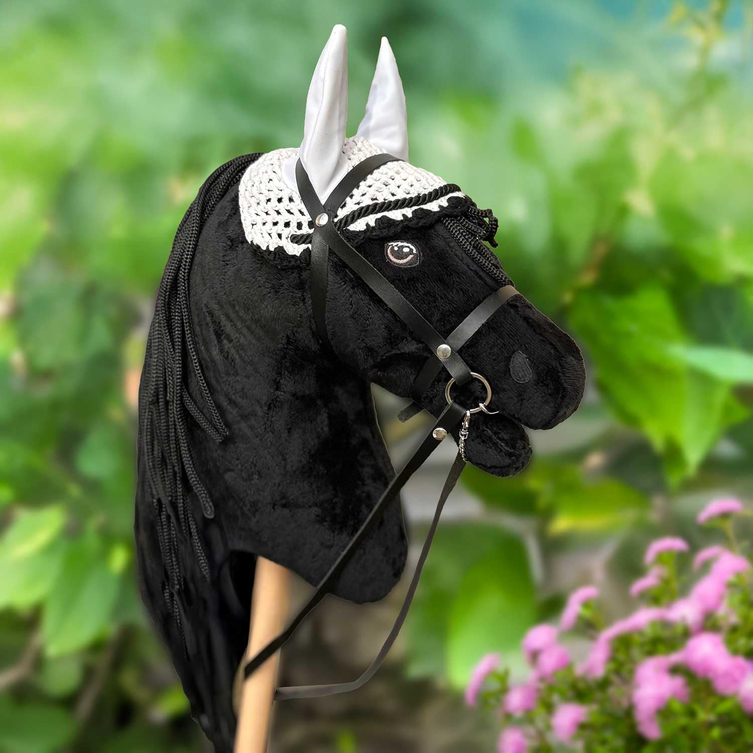 Hobby Horse Frison Noir pour Hobby Horsing pour Enfants et Adolescents de 7 à 20 Ans. Cheval bâton avec Filet, rênes + Bonnet Blanc, Licol moumoute et Longe Noirs - Taille L