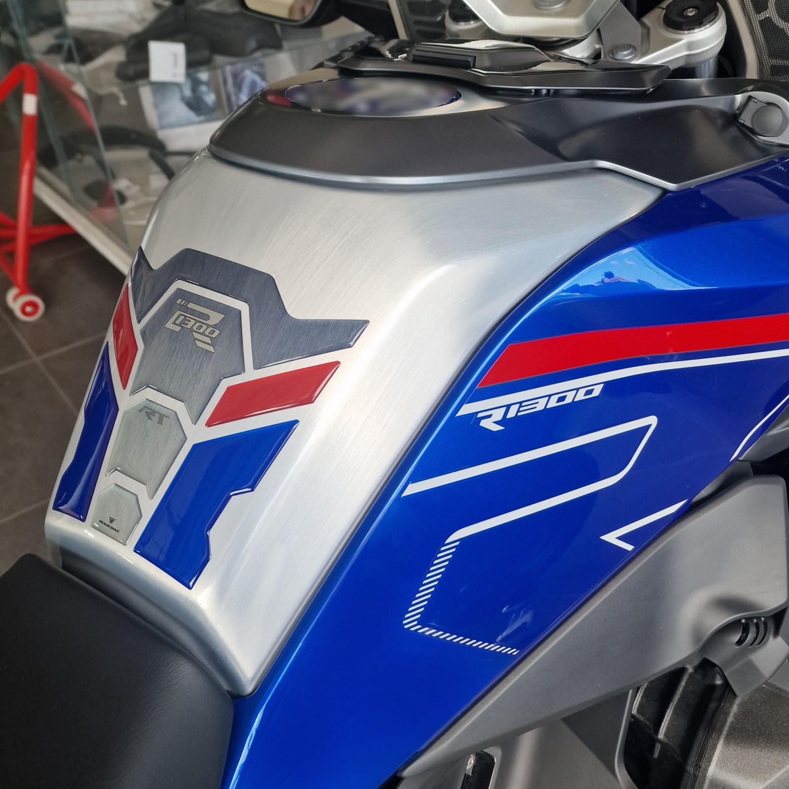 Resin Bike Autocollant Moto Compatibles avec BMW R 1300 RT 2025-2026 Impulse. Protection Grip de Réservoir Moto Contre Les Chocs et Les Éraflures. Autocollant 3D Résinés Made in Italy