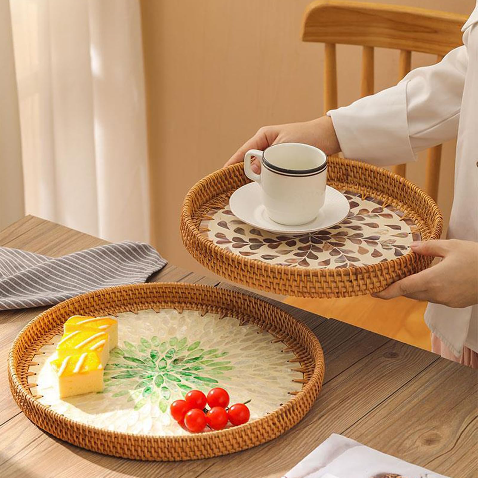 MINGZHE 2 Bandejas Redondas Hechas a Mano de Ratán para Servir Bandejas de Conchas de Colores, Bandejas de Frutas, Mesa de Centro de Sala de Estar, Marco de Recepción, Plato de Frutas,(Café)