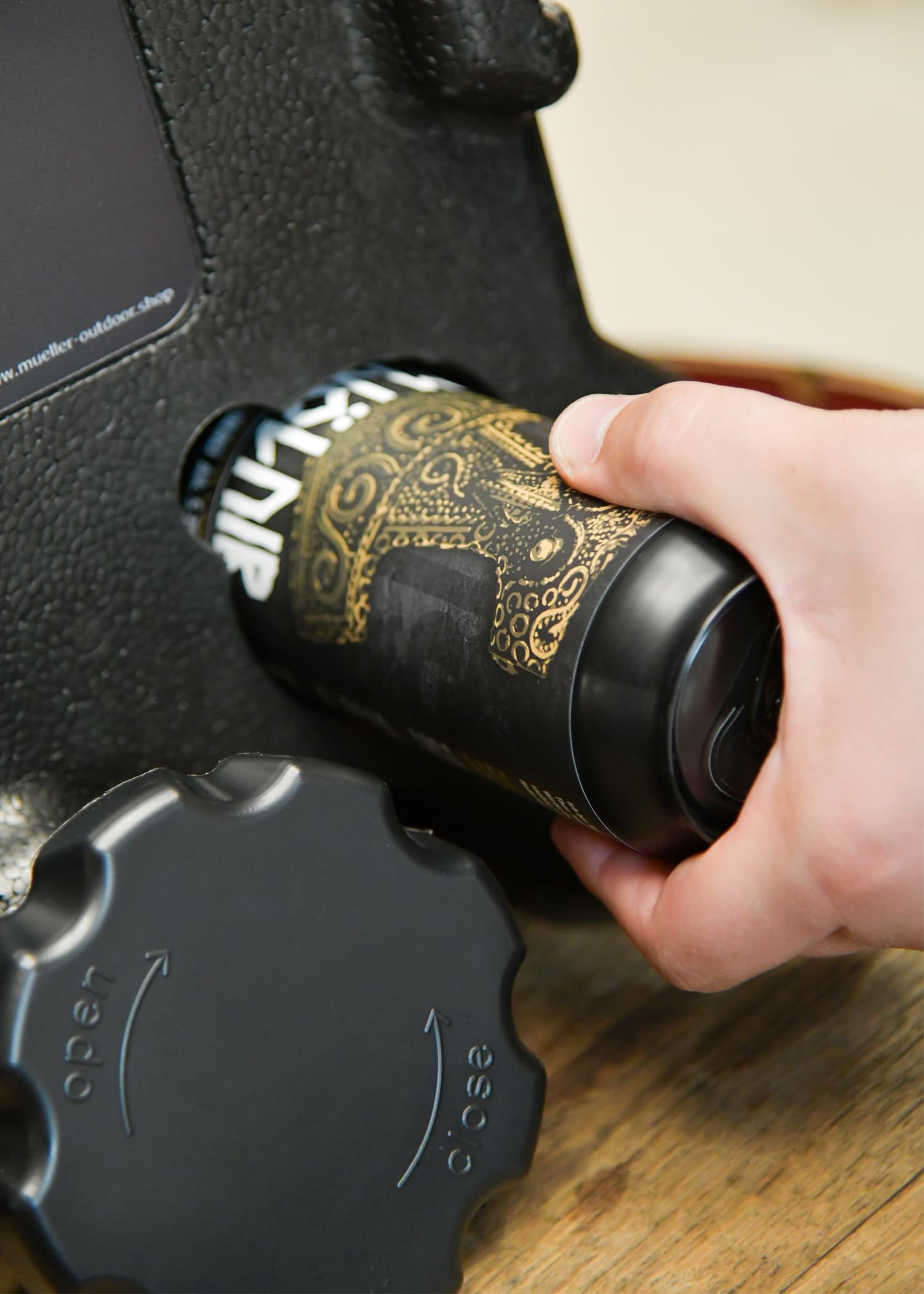 WACKEN BRAUEREI Dosenbutler Bierkühlbox für 12 Bierdosen | Passive Kühlbox für bis zu 0,5 Liter Dosen, Beer Box für Festival, Outdoor, Grillen