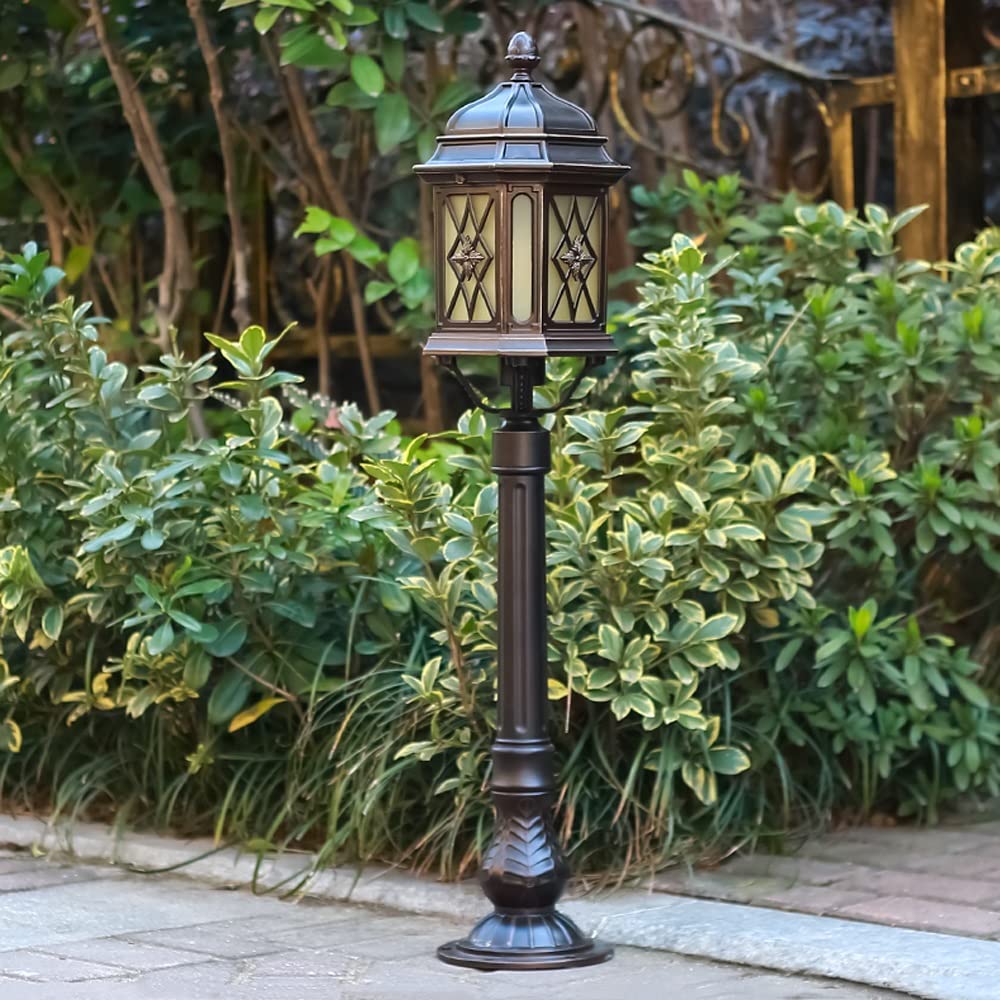 Stara czarna lampa na płot