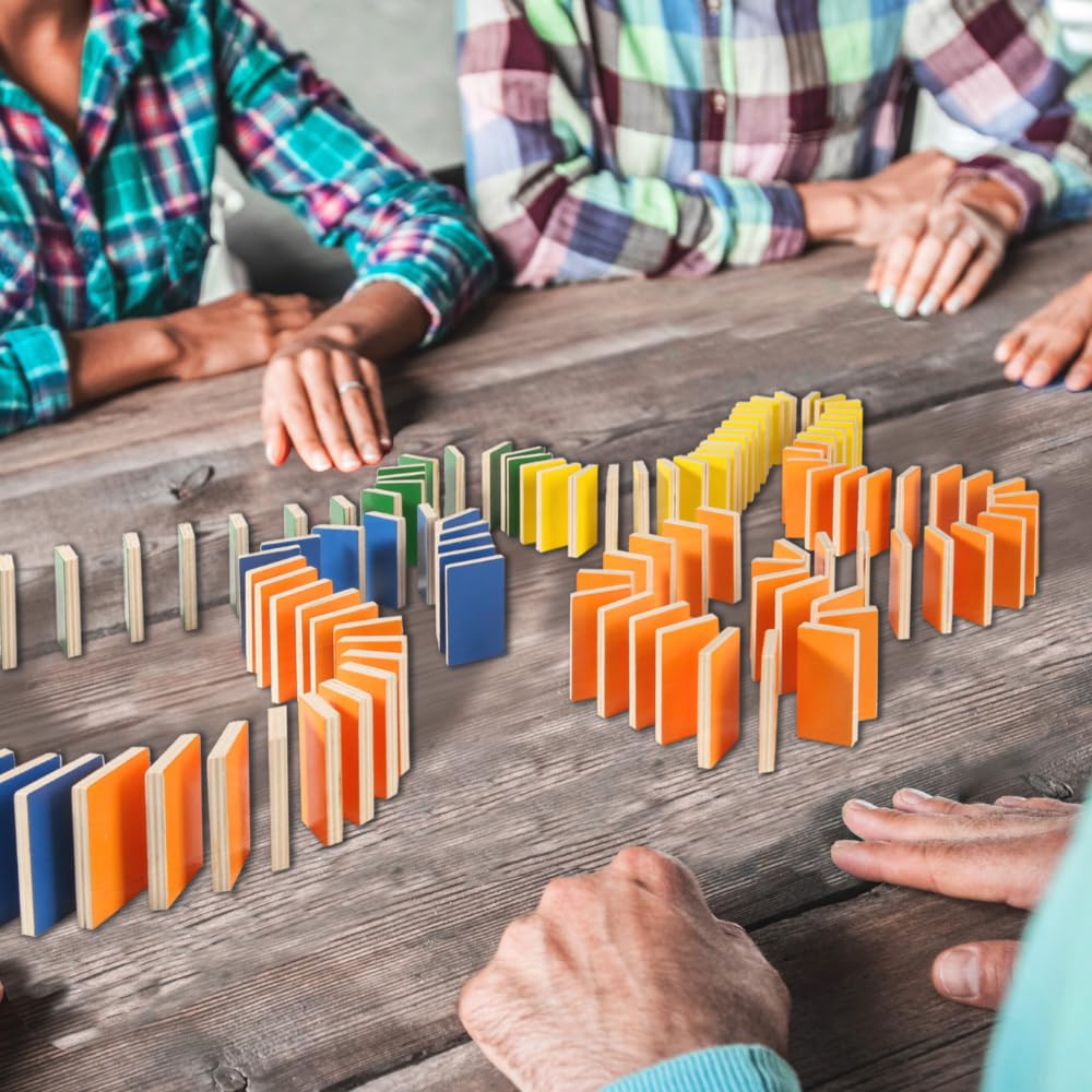 Team Domino – 1000 Domino-Steine in 4 Farben aus Holz – Hochwertiges Dominospiel für Teambuilding & Zusammenarbeit – Perfekt für Workshops, Events & kreative Gruppenaktivitäten