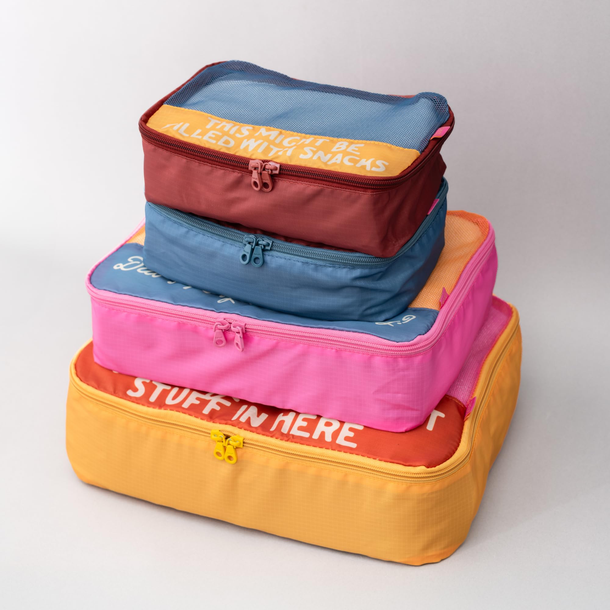 ban.do Packwürfel 4er Set, Wirklich wichtiges Zeug, 9.8 liters | Polyester und Netzstoff, inklusive 4 faltbaren Gepäcktaschen in verschiedenen Größen mit Zitat-Designs
