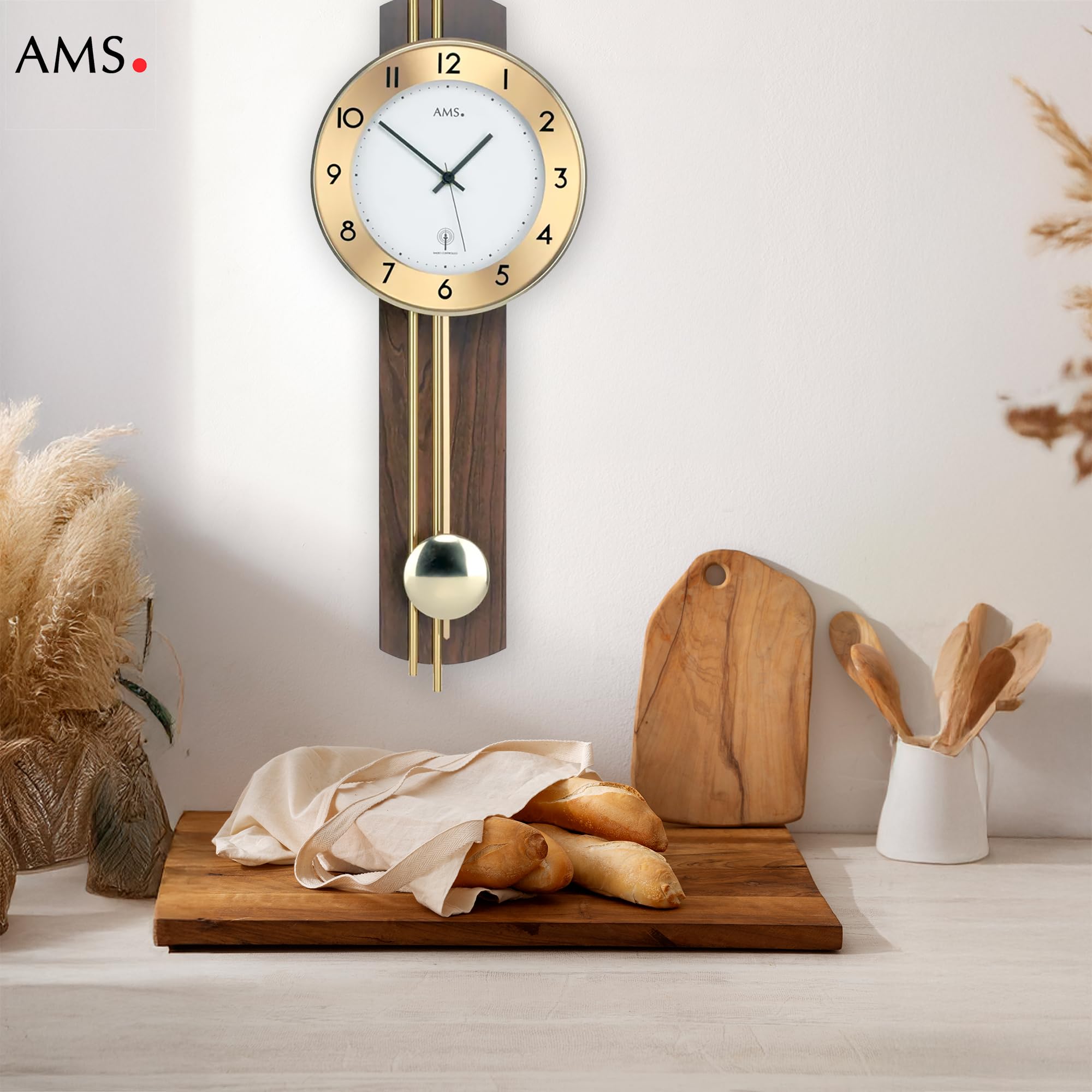 AMS 5266/1 Wanduhr, Klassische Funkpendeluhr in Nussbaum, analog mit arabischen Zahlen, Mineralglas und Messingstäben, batteriebetrieben, hochwertige Wohnzimmeruhr und Bürouhr, Maße: 22 x 62 x 8 cm
