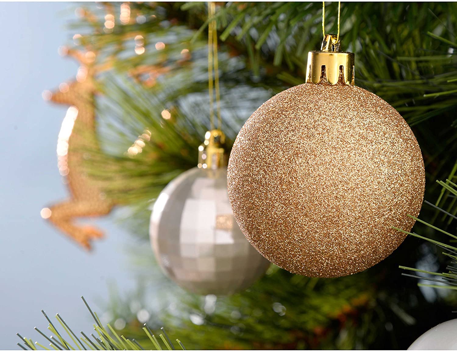 WINACTIE 🤩🎄🤩 Kerst- en bierfans opgelet! Jij kan deze roze Bloesem Blond kerstboom winnen 🏆 Deze unieke kerstboom hangt vol met Bloesem Blond kerstballen, met liefde versierd door Tessel en Sarah