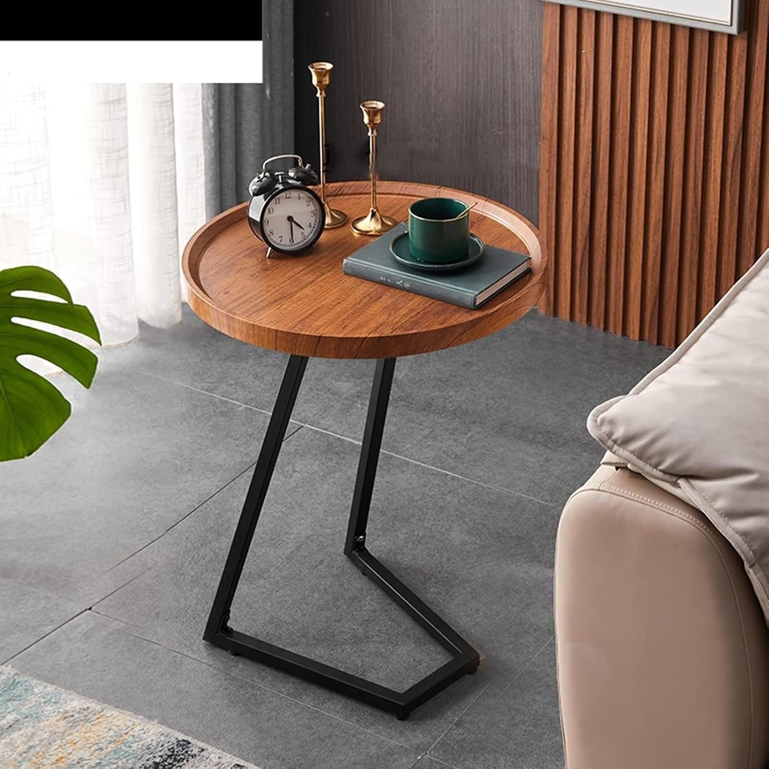 Mesa auxiliar en forma de C de metal y madera natural para salon