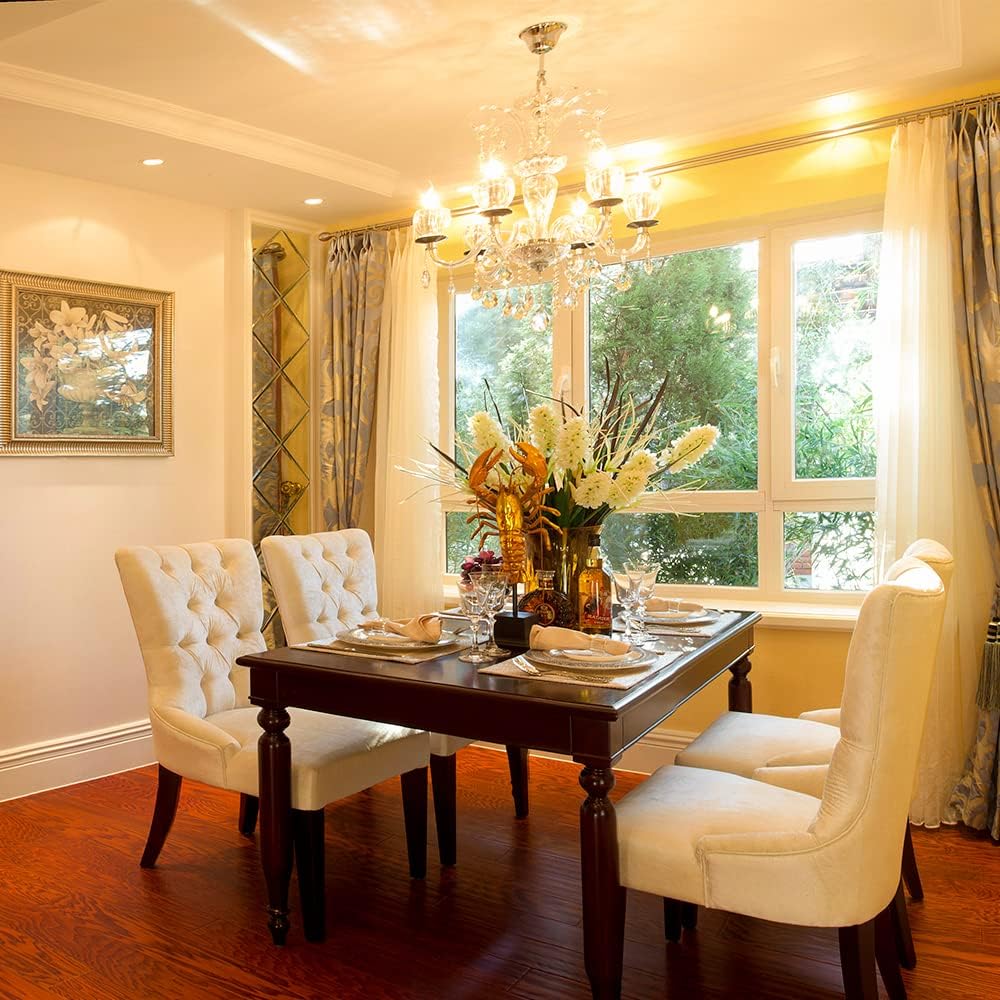 Chaises avec une table en bois foncé pour une salle à manger