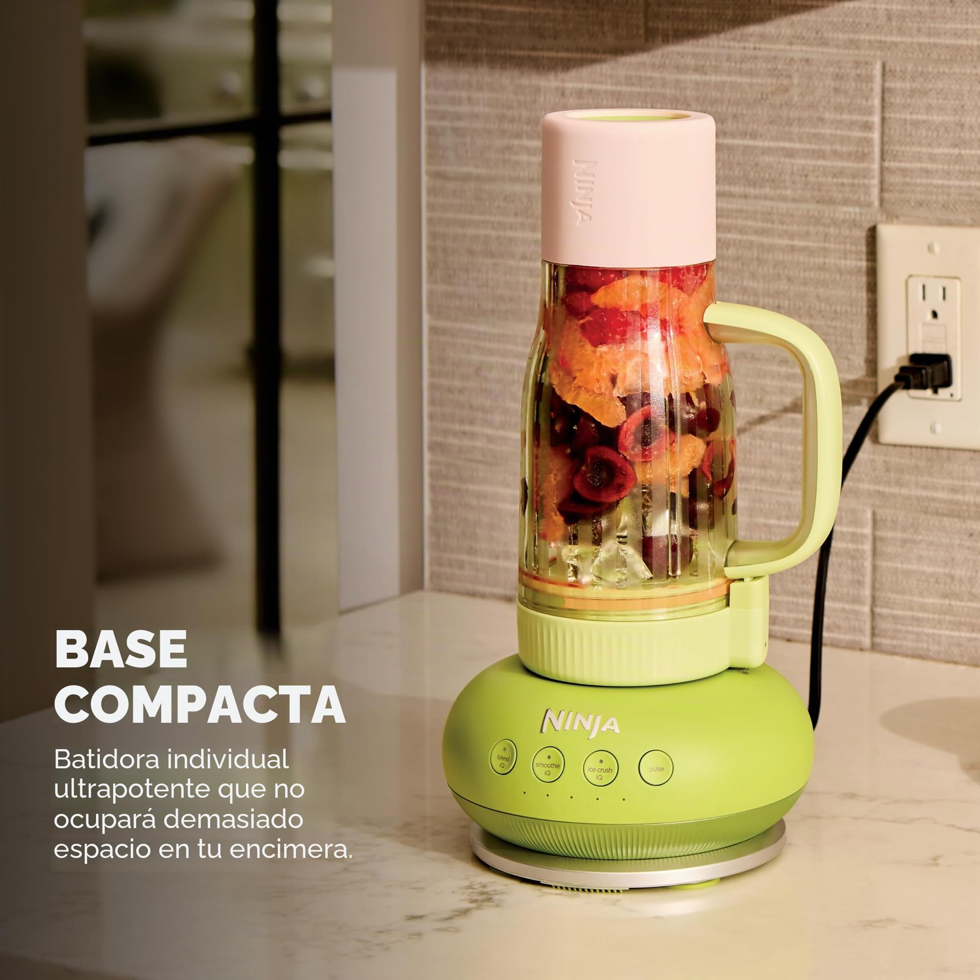 Ninja Blendboss - Batidora personal para batidos y bebidas heladas, taza de viaje de 740 ml con tapa a prueba de fugas, boquilla y popote extraíble, tecnología Auto-iQ, 1200 pinchos, goma