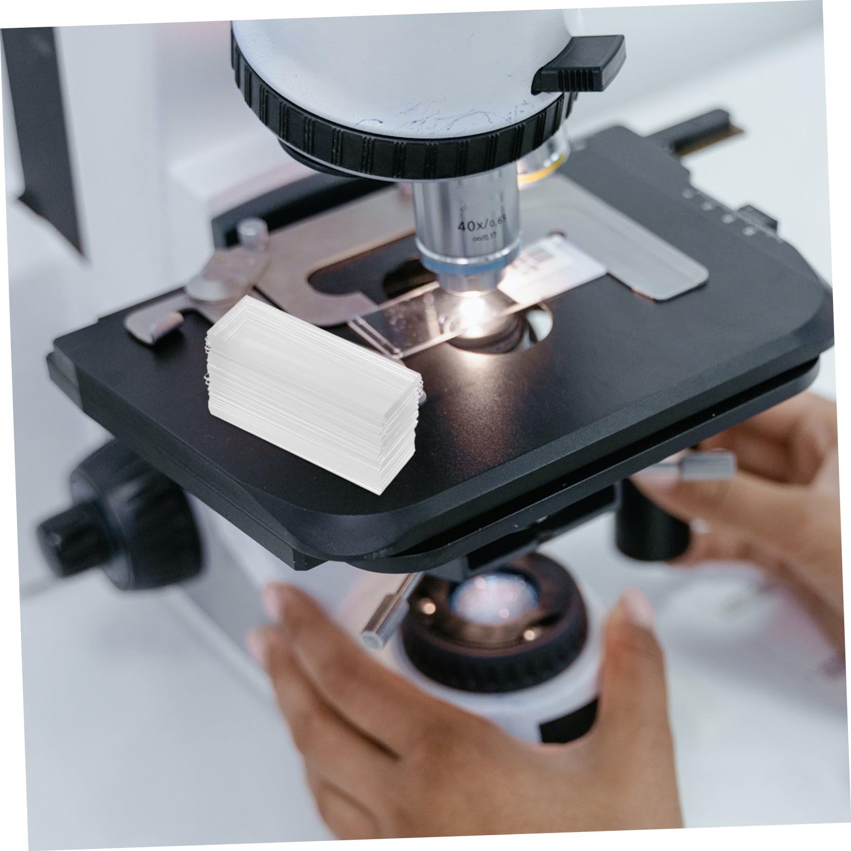 Lames de Microscope Préparées 200 Pièces en Verre pour Biologie | Pré-nettoyées, Qualité Stable et Propriétés Chimiques Constantes, Usage Laboratoire et Biomédical