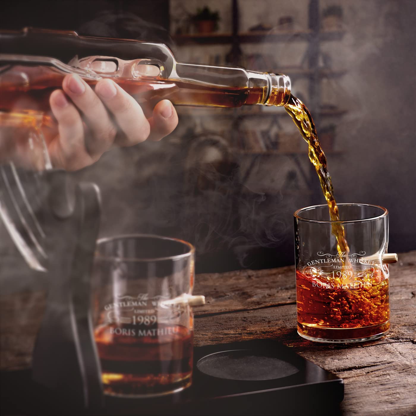 Maverton Ensemble de Carafe gravé avec 4 Verres à Whisky, 800 ML Fusil Carafe en Verre, Idée Cadeau Homme Anniversaire - Cadeau Personnalisé - Cadeau Noel - gentleman whiskey