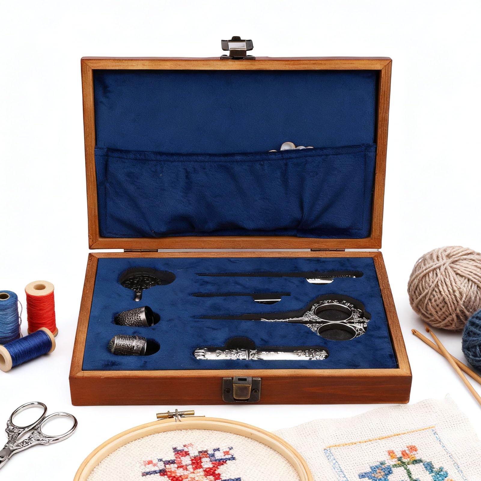 Juego de herramientas de costura vintage Kit de herramientas de costura vintage europeo Tijeras de bordar Placas para enrollar hilos Dedales y agujas de metal para bordar